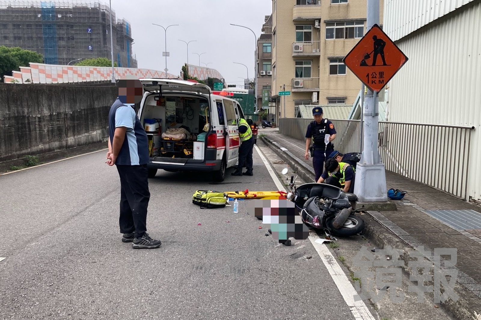 雙腿遭輾斷變形！80歲嬤騎機車擦撞大貨車　傷勢嚴重送醫不治
