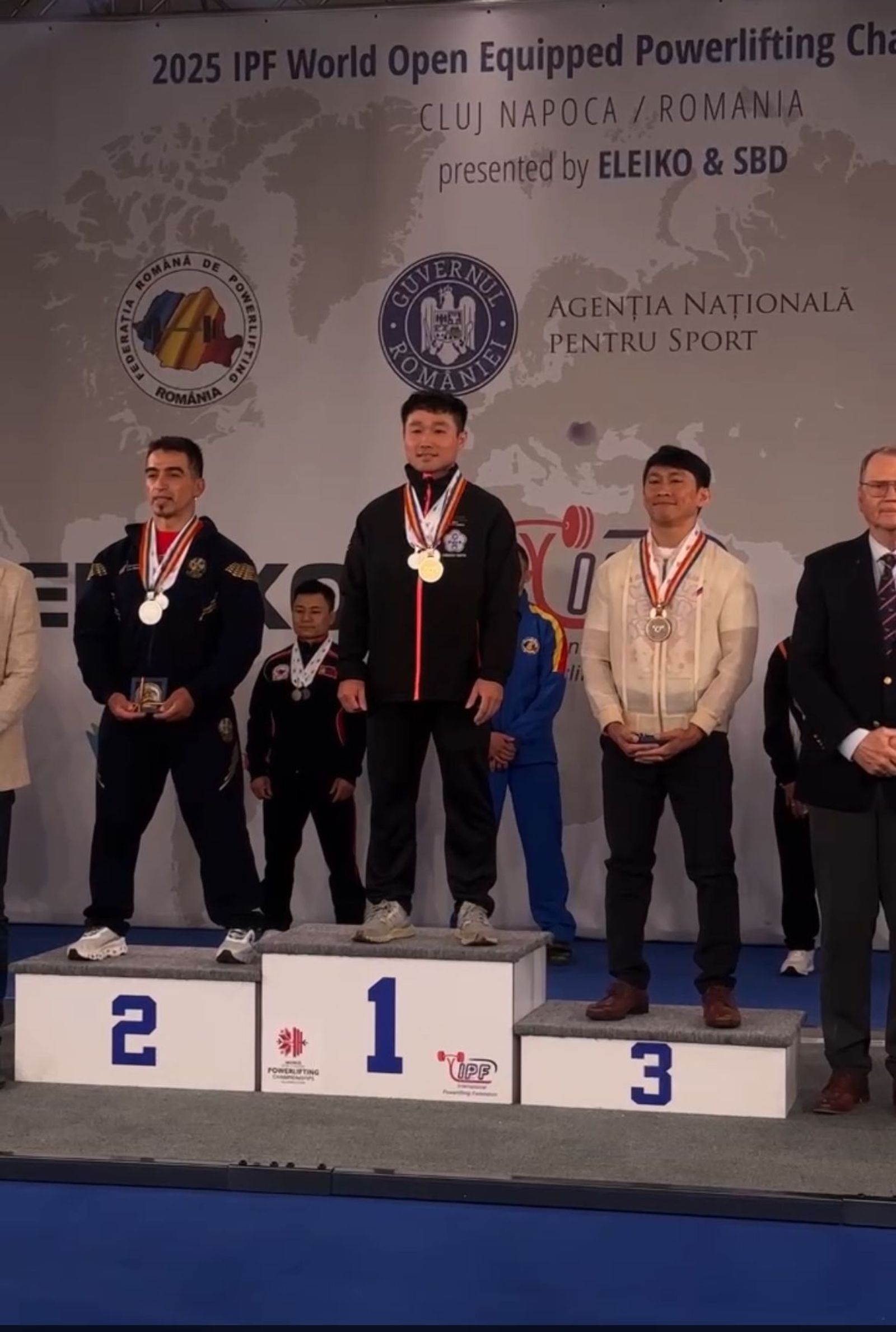 2025年世界公開裝備健力錦標賽，我國林逸鈞以712.5公斤成績奪得總和項目金牌。圖／運動部提供