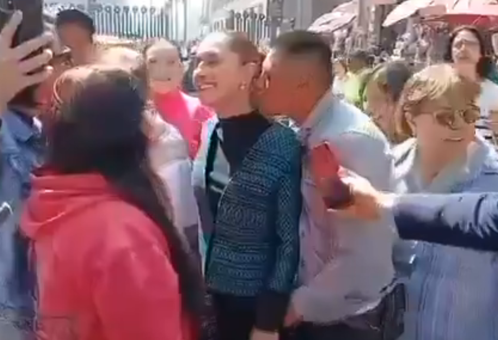 市長才被槍殺!墨西哥女總統遭當街「強吻+襲胸」 隨扈姍姍來遲引眾怒