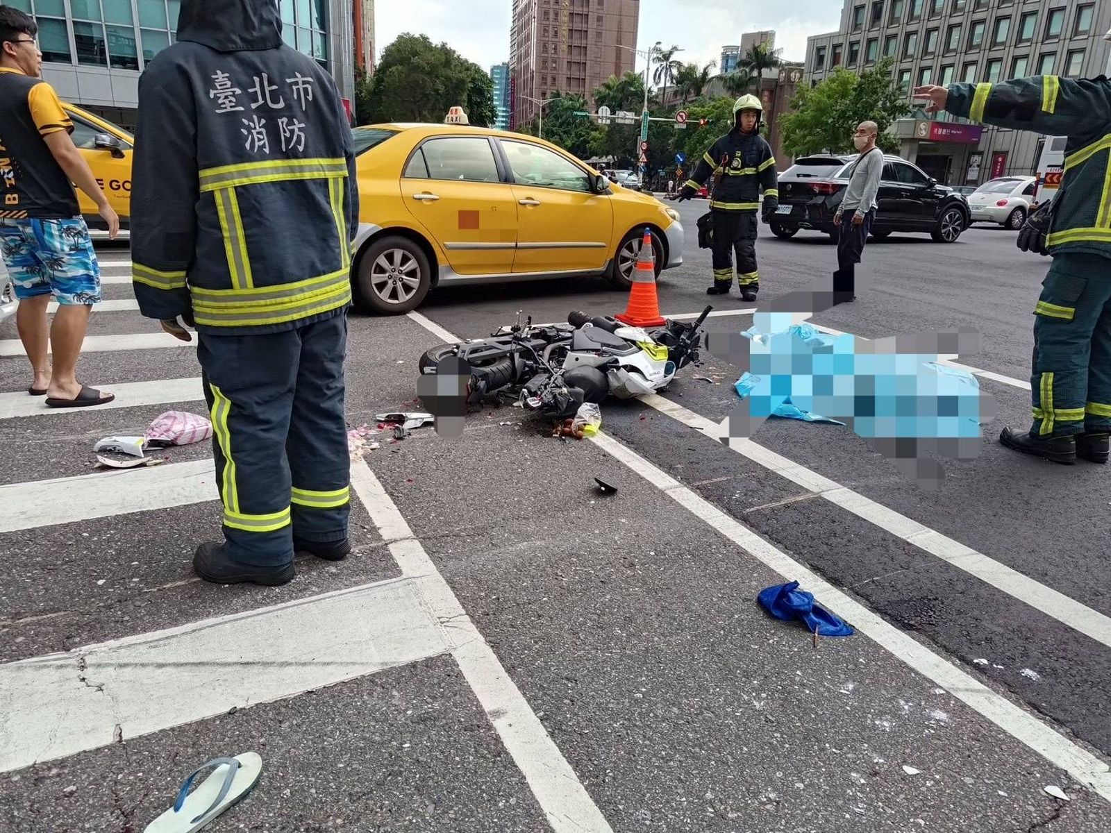 快訊／吊車暴衝輾斃騎士還想落跑！　血濺忠孝東路1死1傷