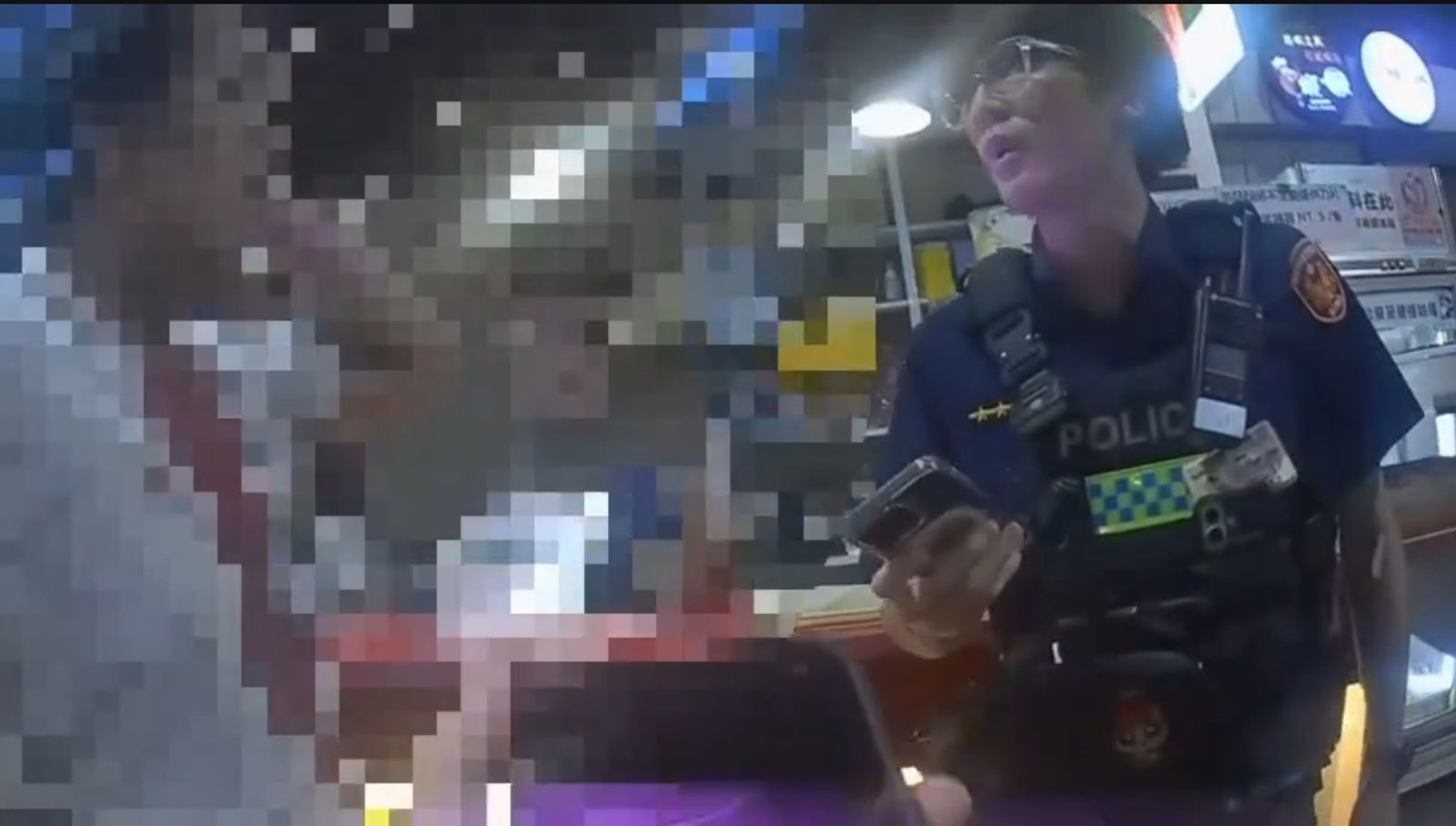 高男遭酒瓶爆頭,白T染血,警方到場詢問案發過程。圖/翻攝畫面