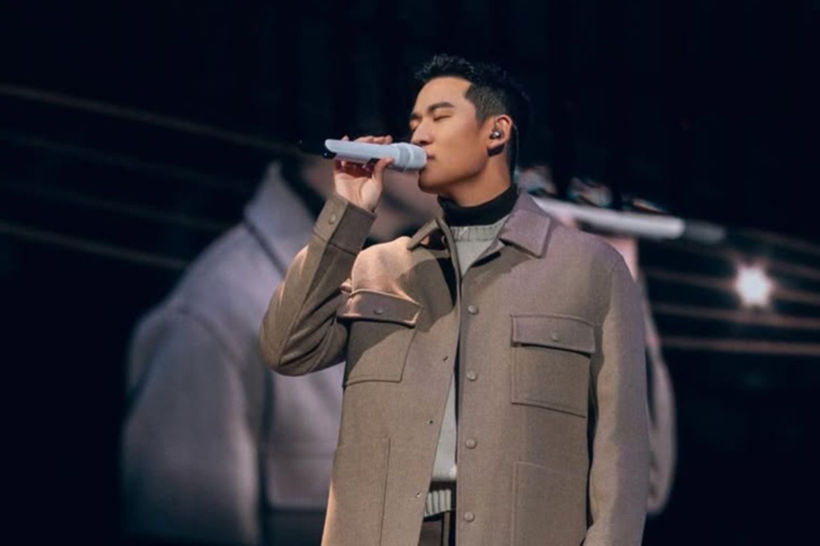 粉絲甩iPhone 17上台求自拍！周興哲香港開唱驚呆喊：非常有實力