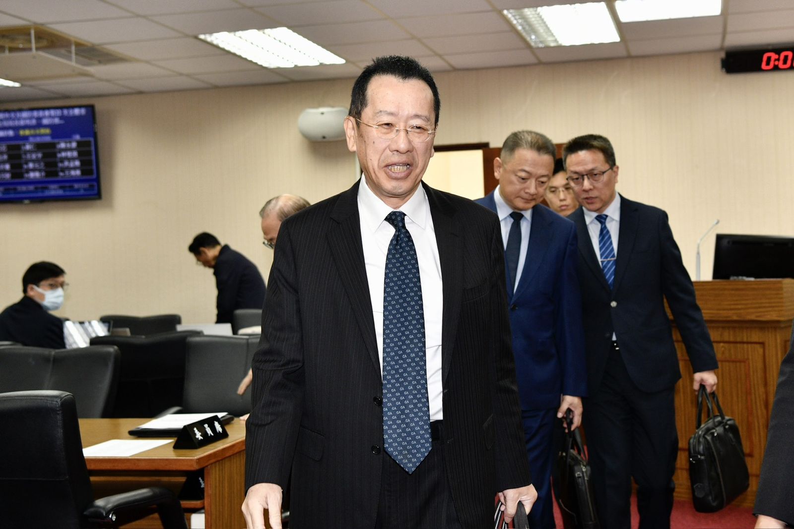 鴻璋茶業得標海軍伺服器標案　顧立雄：就合約論合約
