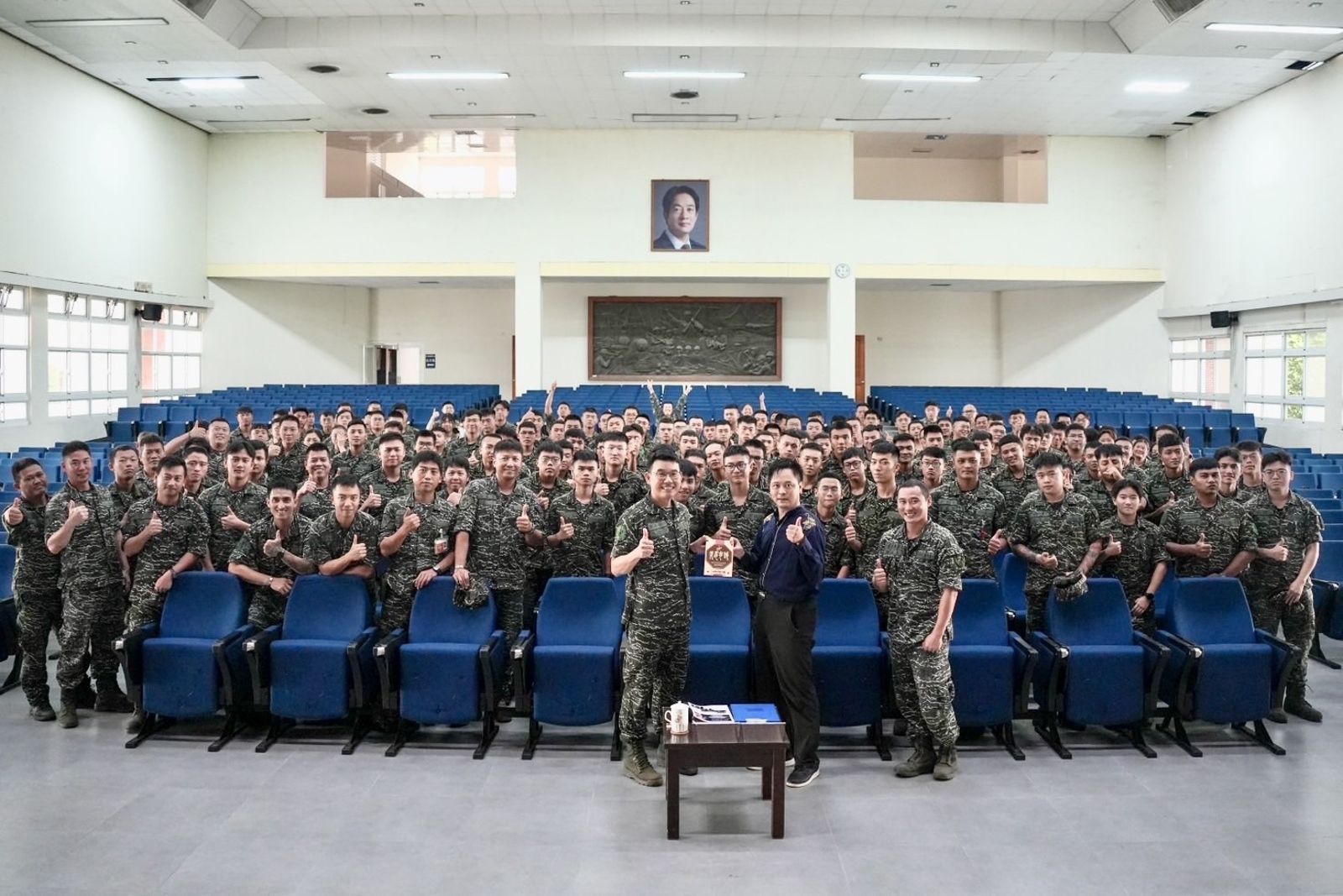 國際魔術大師黃信凱化身國軍心輔講師，400場軍中講座，用魔術與生命故事傳遞溫暖，強化官兵韌性。紅心字會提供
