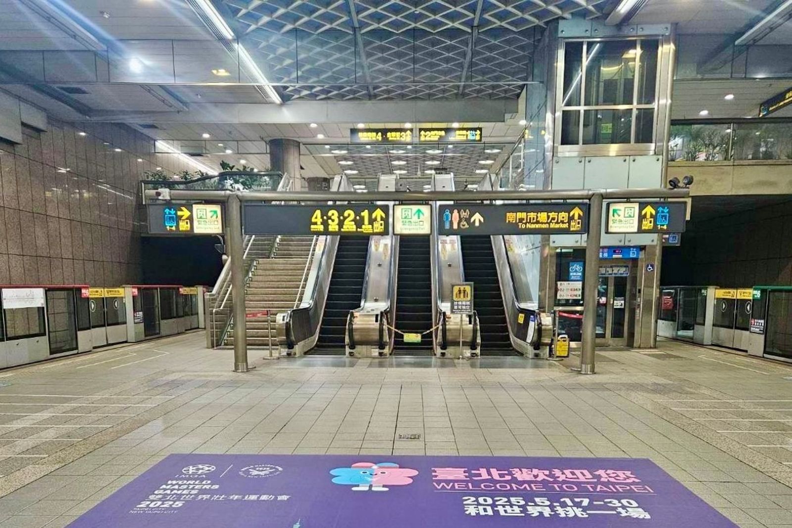 台北捷運近年宣導電扶梯兩側都可站立。圖／翻攝自台北捷運臉書