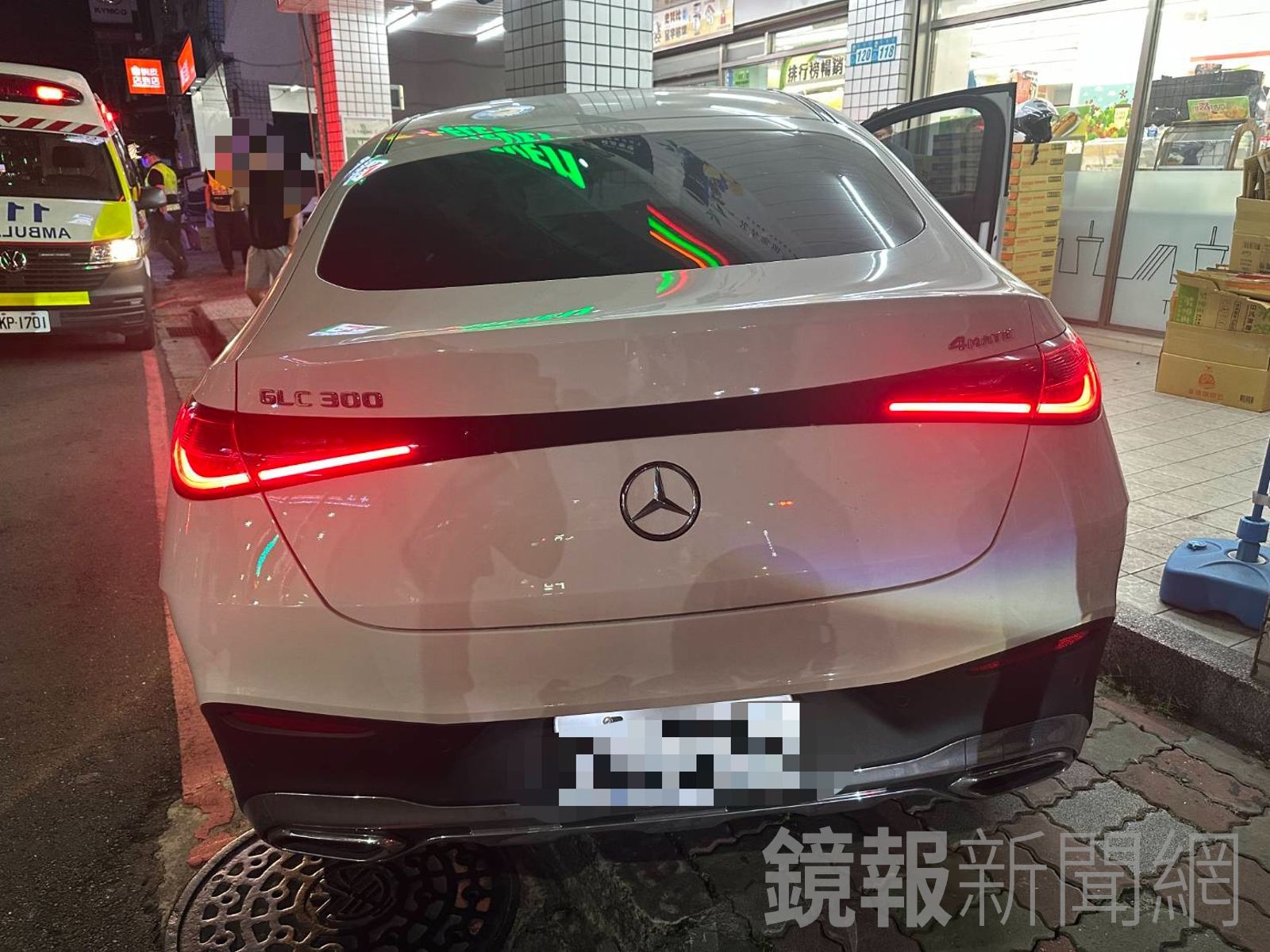 疑轉彎車速過快　300萬賓士「中柱」