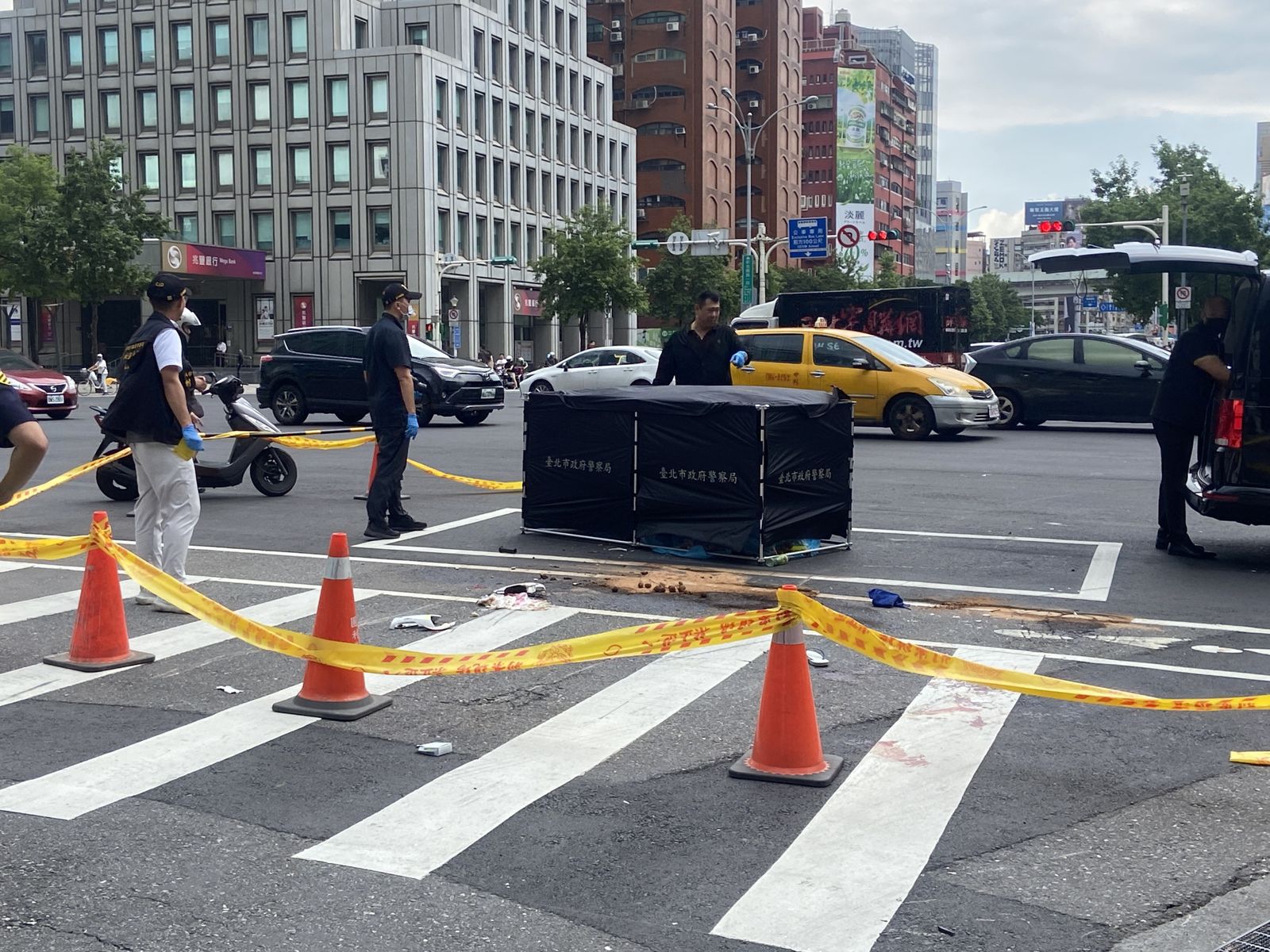 62歲吊車司機撞死18歲女騎士 警到場肇事男呆坐路邊