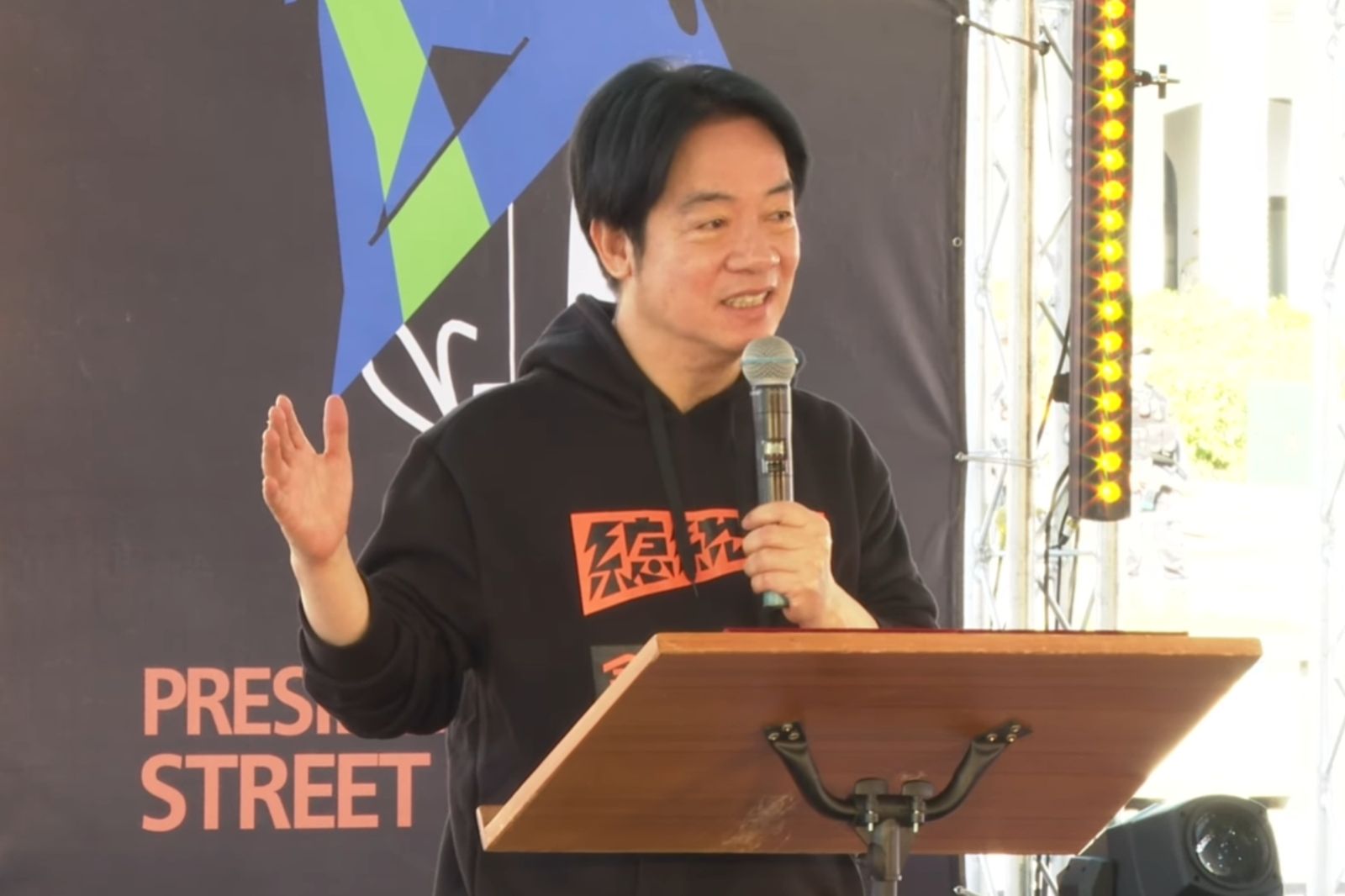 賴清德演講超親民！方格恩驚「背後有車子經過」：這樣安全嗎？