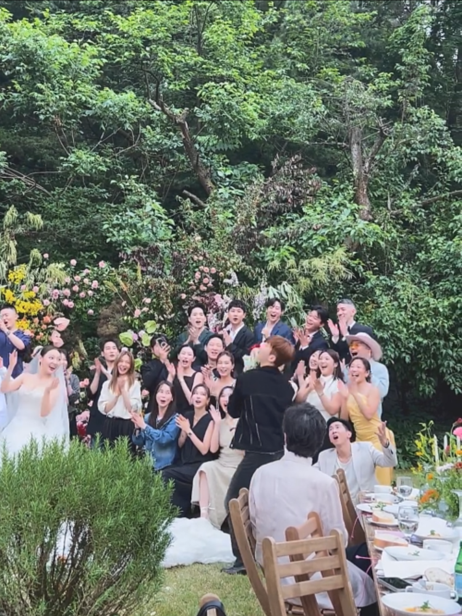 趙權（黑衣者）接到新娘捧花。翻攝IG