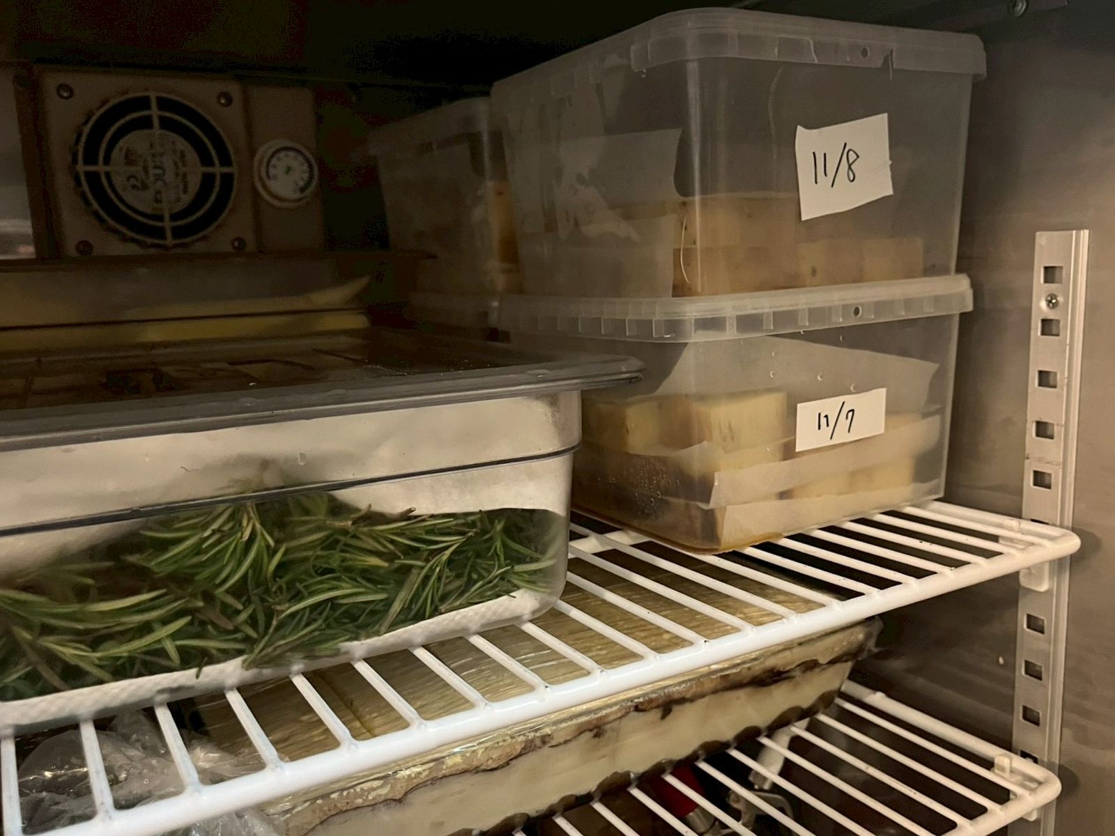 老烤箱被查出冰箱門邊不潔、冷藏冰箱內食材未覆蓋等缺失。衛生局提供