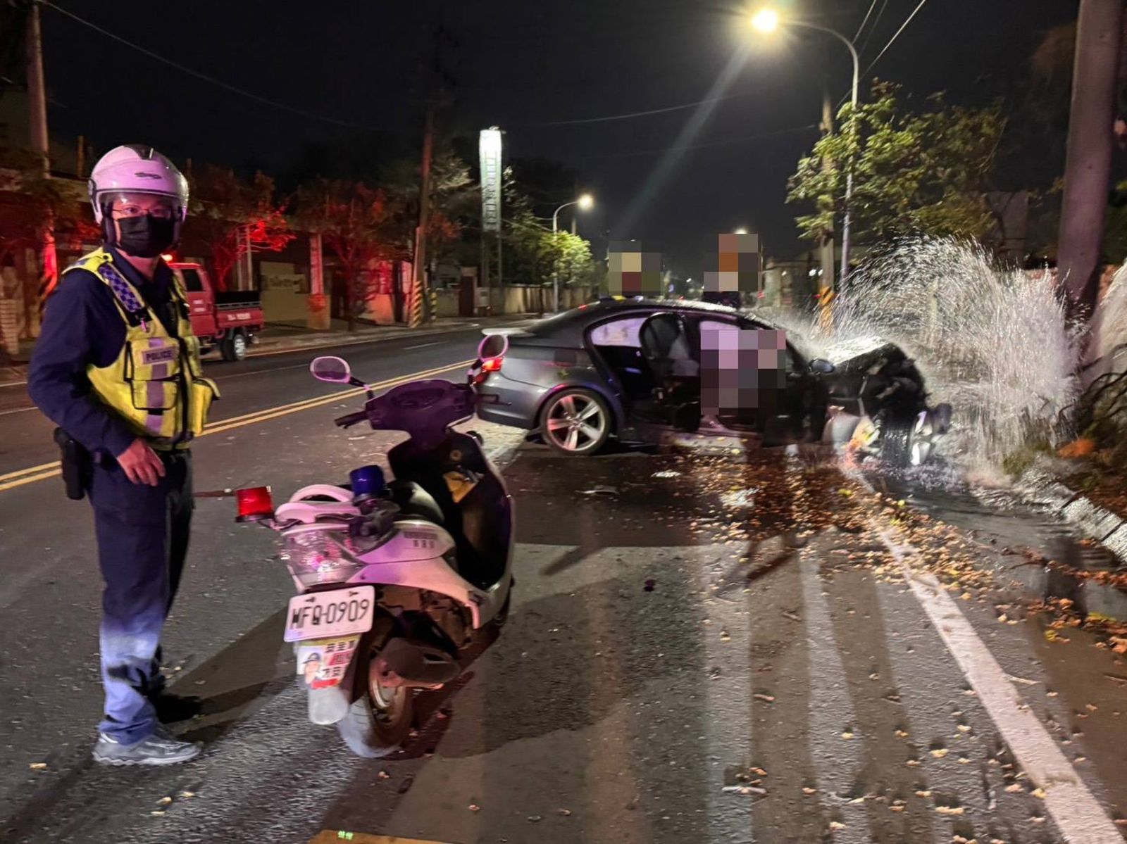 高雄BMW深夜自撞消防栓3人受困 駕駛送醫不治