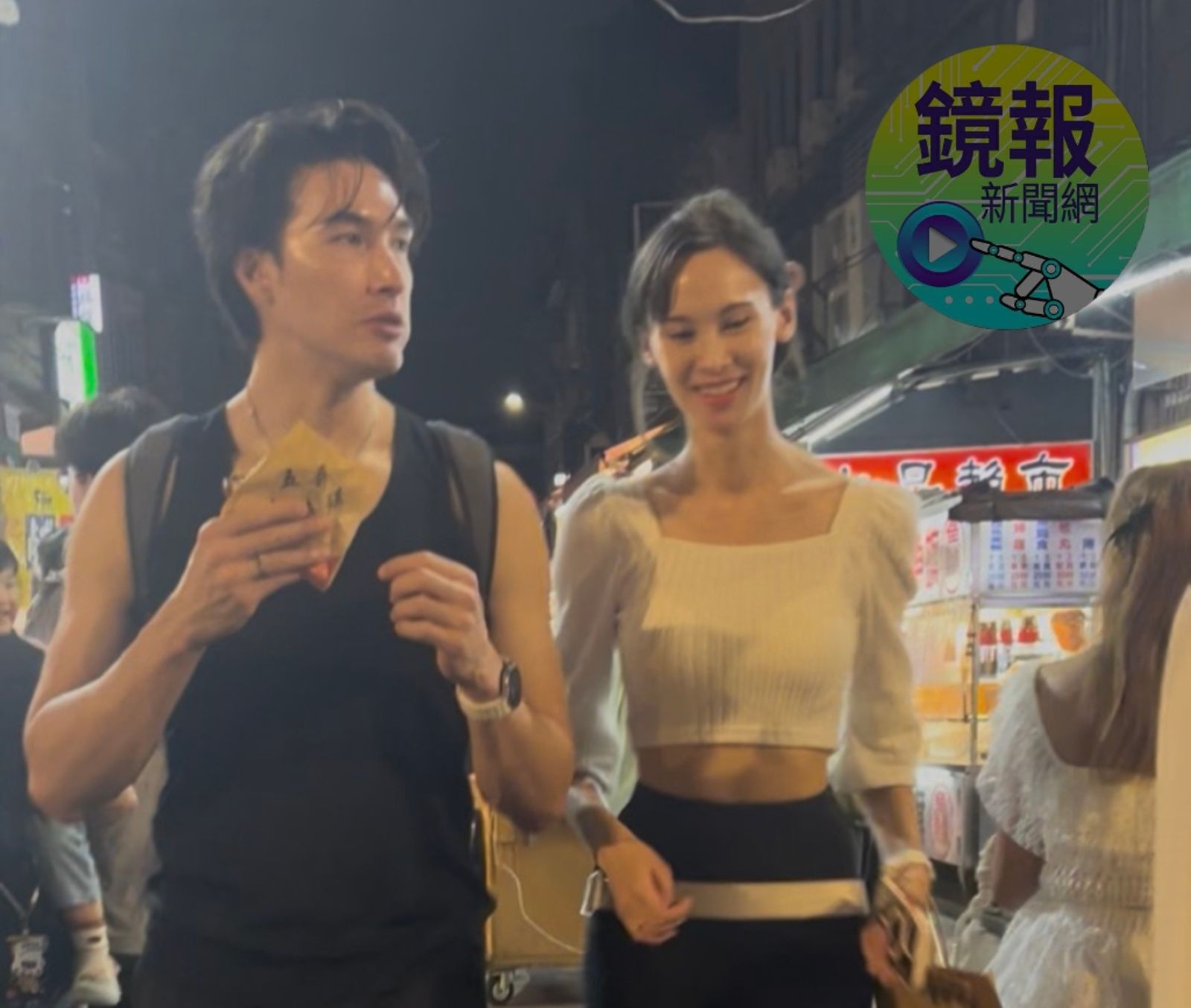 錦榮與氣質洋妞一路有說有笑互動自然。鏡報新聞網