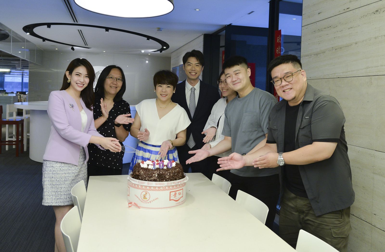 主持人劉宸希、和代班主持人鄧崴，特別與製作團隊切蛋糕慶祝節目100集。三立提供