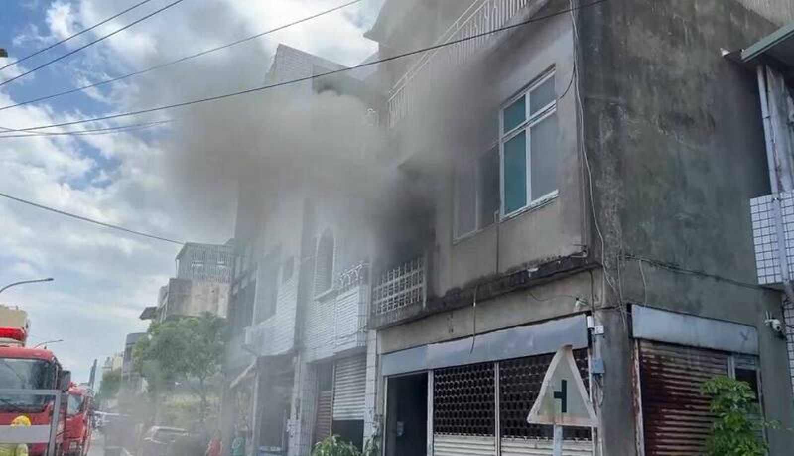 苗栗市透天民宅火警濃煙竄起　受困者及時被救出