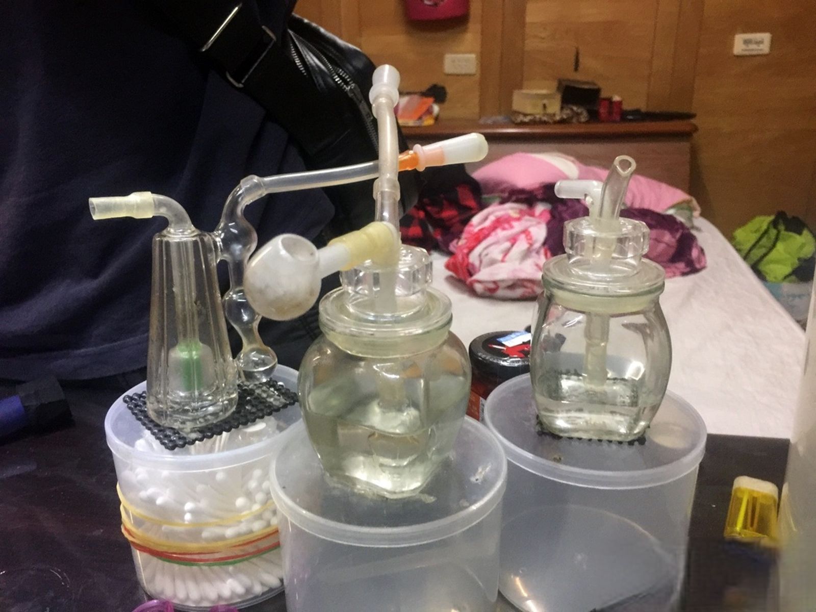 吸毒父母密室吞雲吐霧！4幼子淪人體空氣清淨機　法官：構成家暴應加重刑度