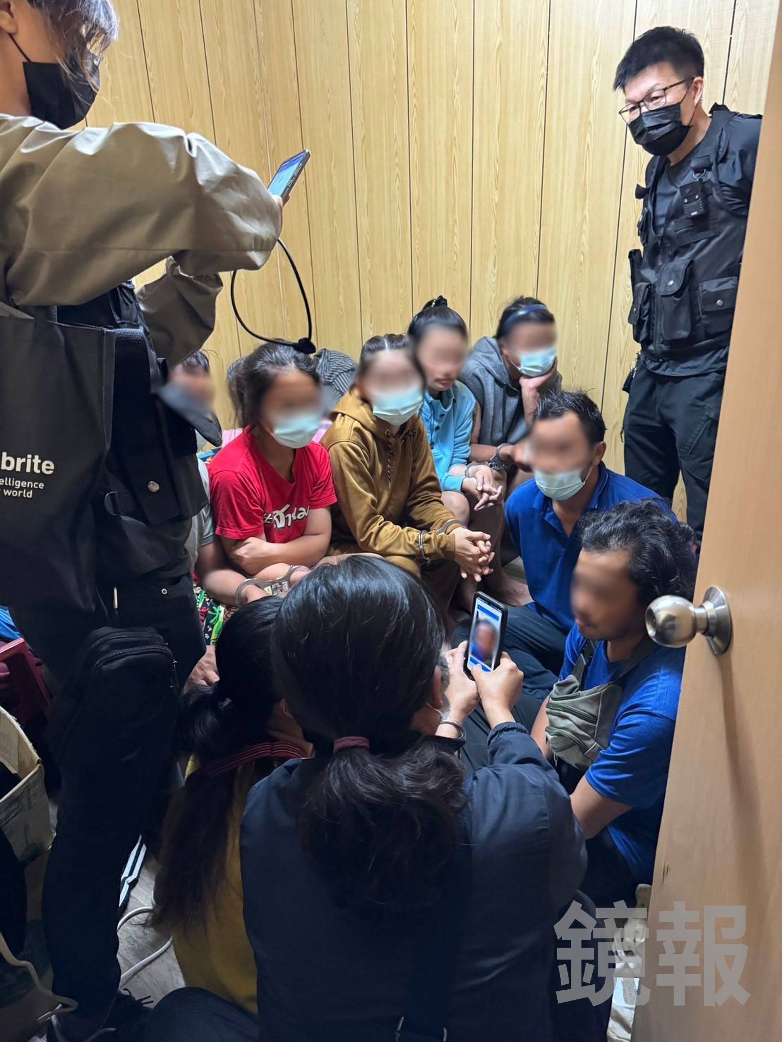 檢警偵破非法外籍移工與仲介案,涉案人員集中查驗身分。雲林地檢署提供