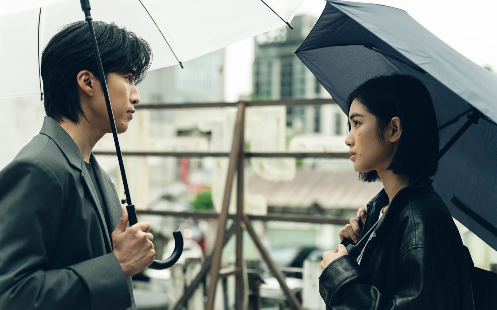婁峻碩(左)、雷嘉汭在《黑白清道夫》中有曖昧情愫。圖/Netflix