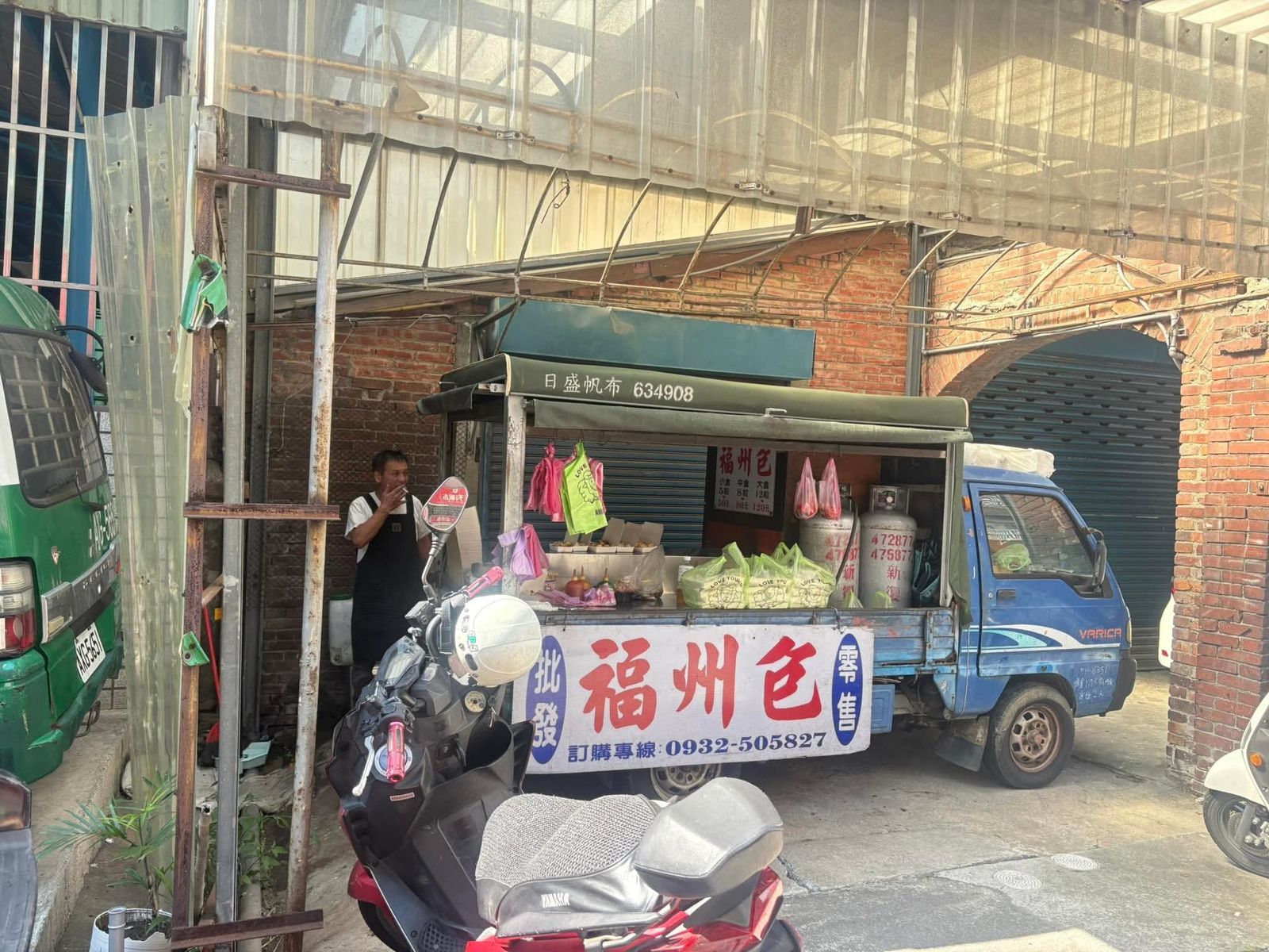 俐蓁的爸媽長年在苗栗的市場、街邊販賣福州包,好口碑吸引不少饕客上門消費。翻攝竹南福州包臉書