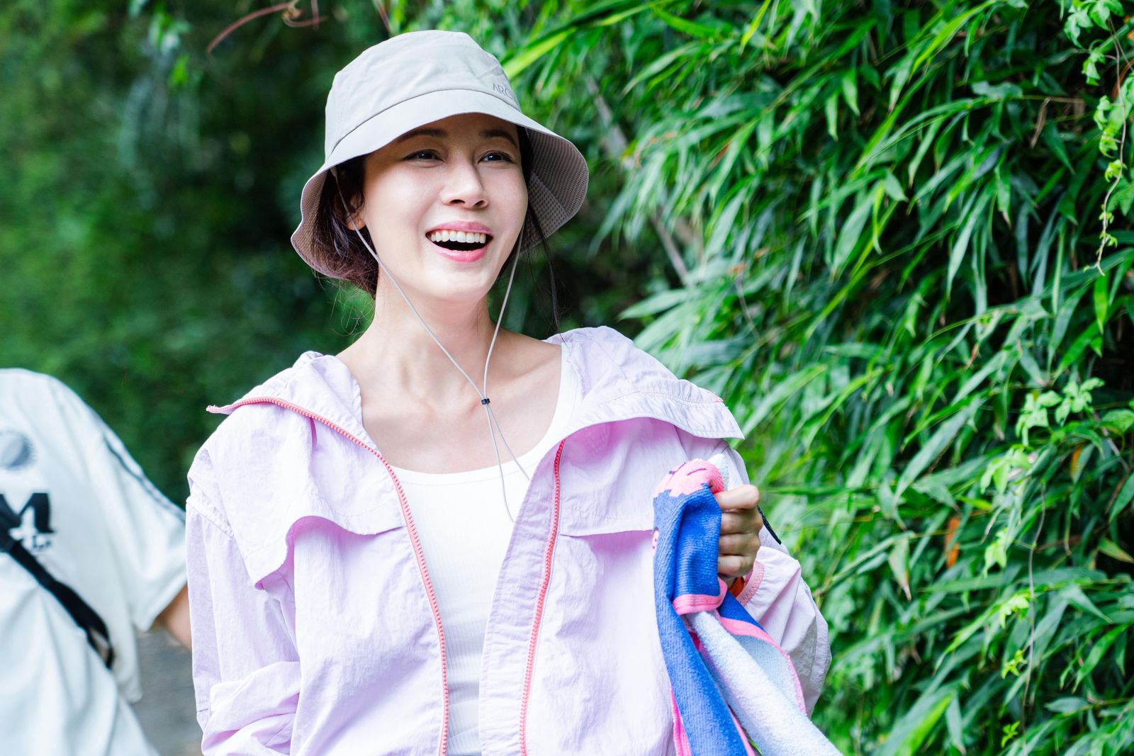 金荷娜探索古道風情。客家電視提供