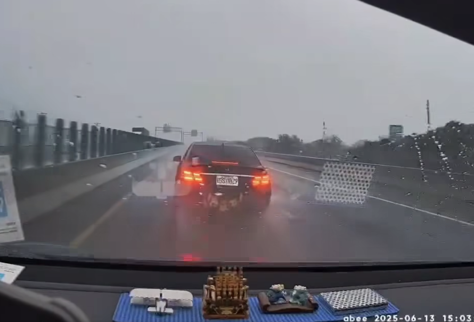 台61賓士雨天中，不斷切車道急煞逼車。圖／翻攝自爆料公社臉書