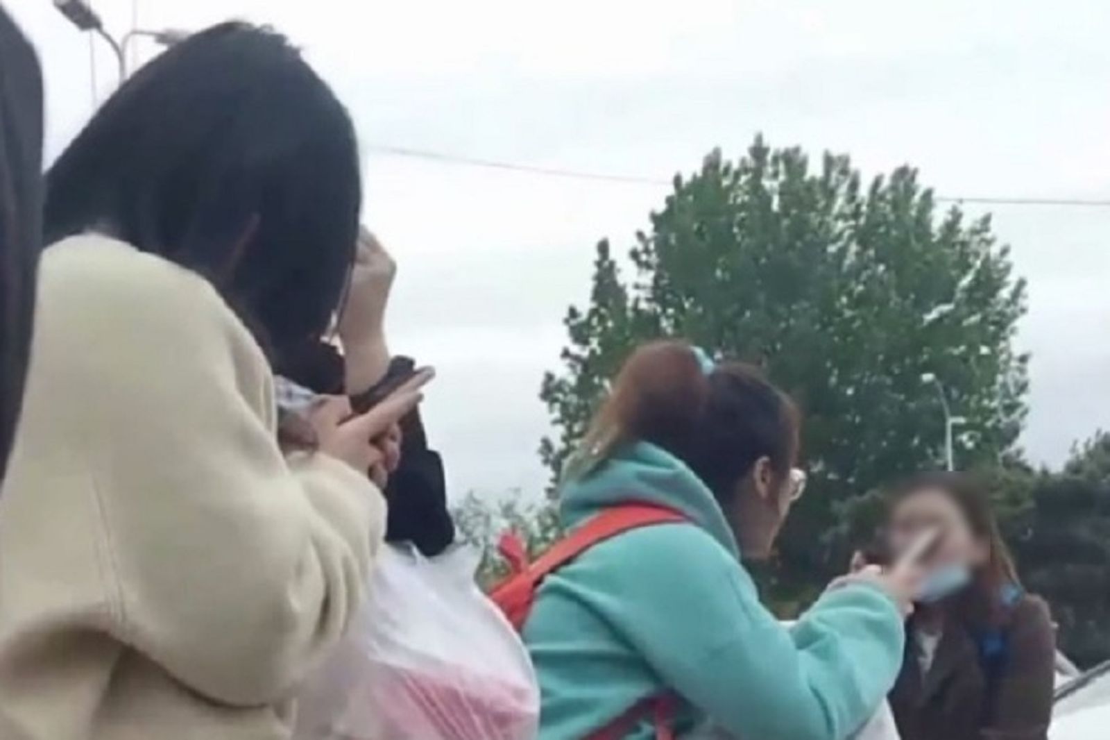 噁心變態！中國男滿街露鳥趴趴走　公然逼妹子們看猥褻動作