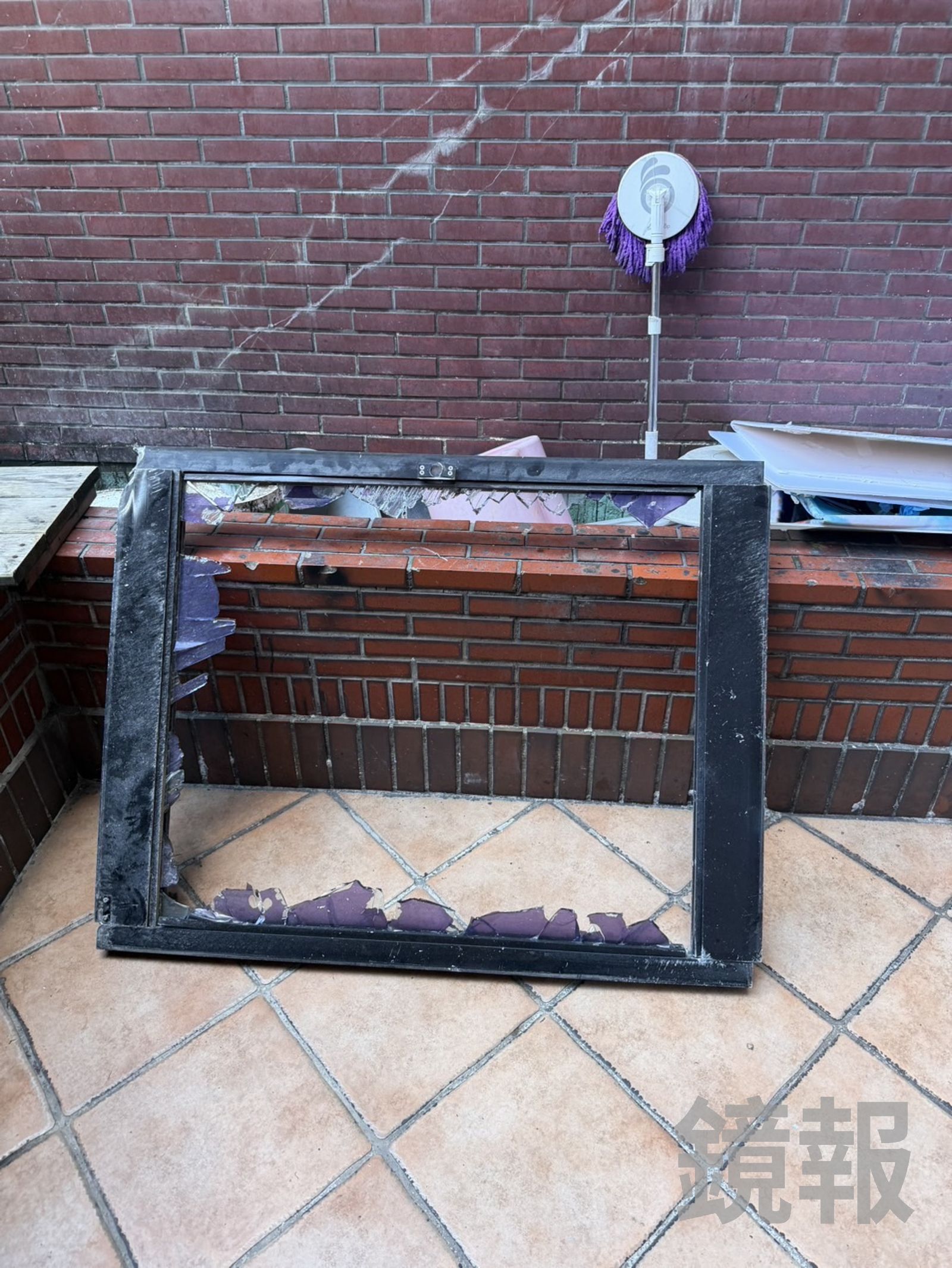 台北市老宅窗戶墜落，幸無砸到人車。翻攝畫面