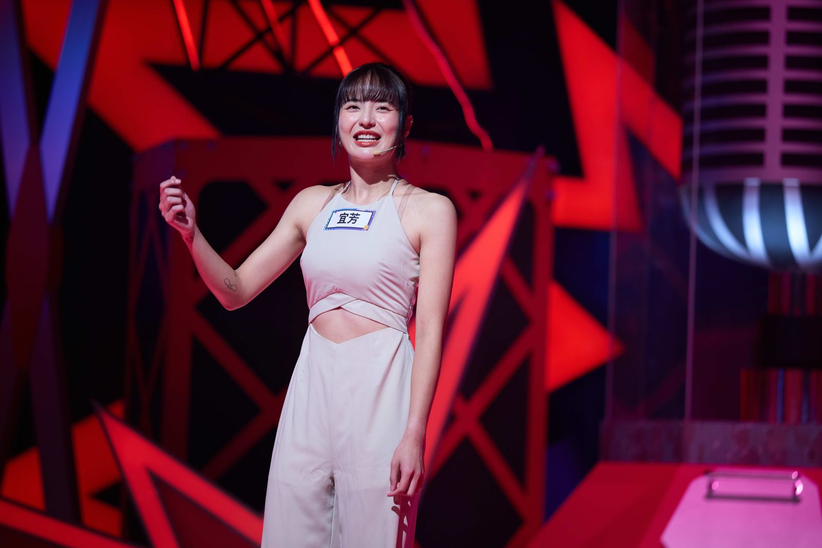 上週《Talk Talk秀台語》啦啦隊女孩宜芳不計形象的演出讓她順利過關。公視台語台提供