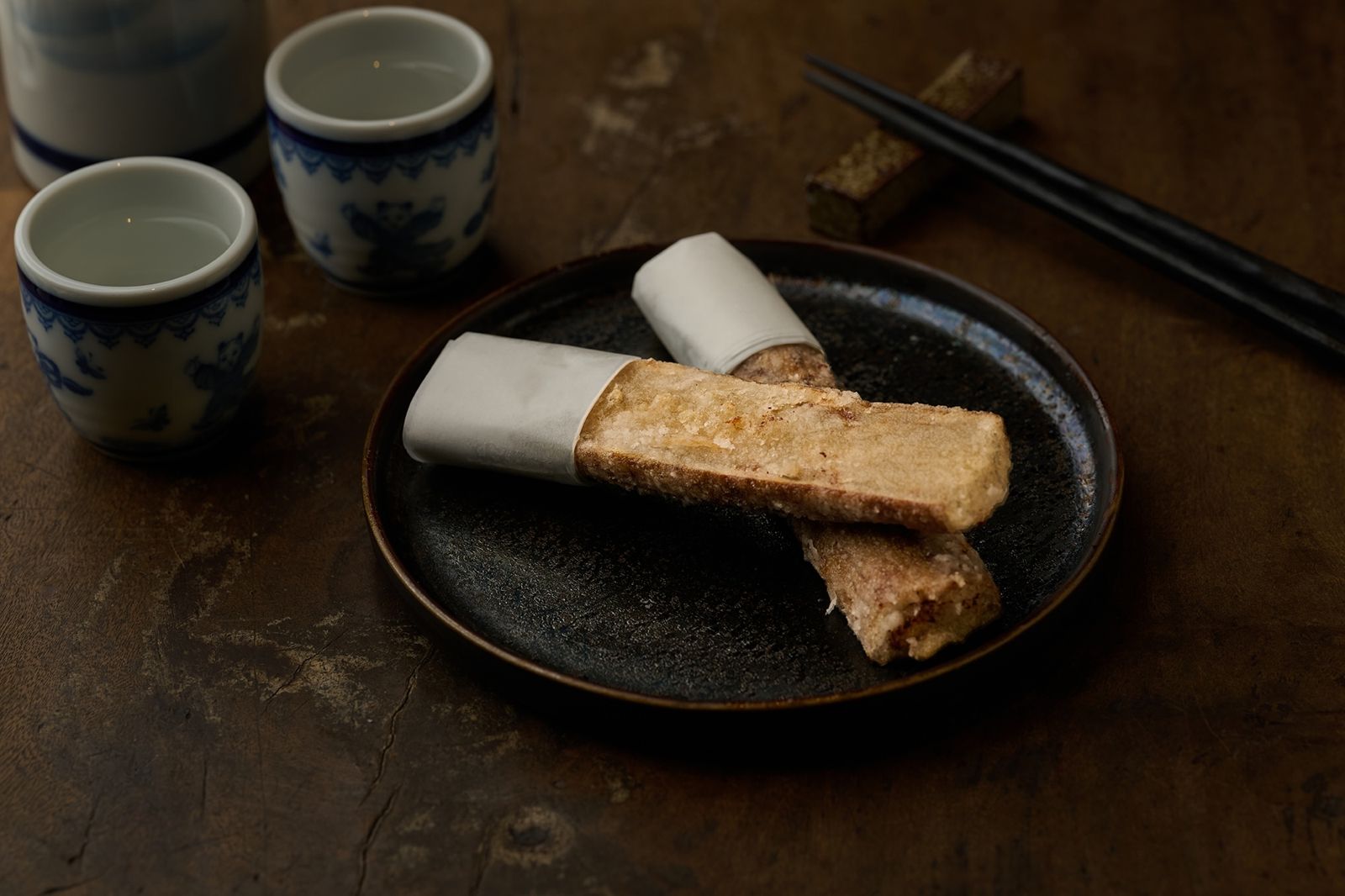 「厚切牛蒡唐揚」是福岡代表性美食，主廚因應居酒屋調性特別做成厚切版，凸顯口感。（圖片由inari 提供）