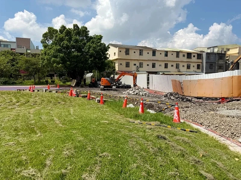 龍泉國小操場跑道塌陷受損,當地居民懷疑受到隔壁建案影響。台中市議員張家銨提供