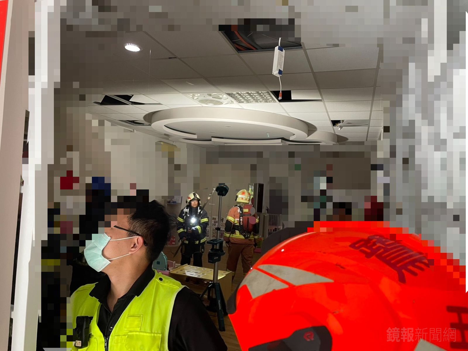 警消到場將火勢撲滅，確認為天花板內電線起火所致。警方提供