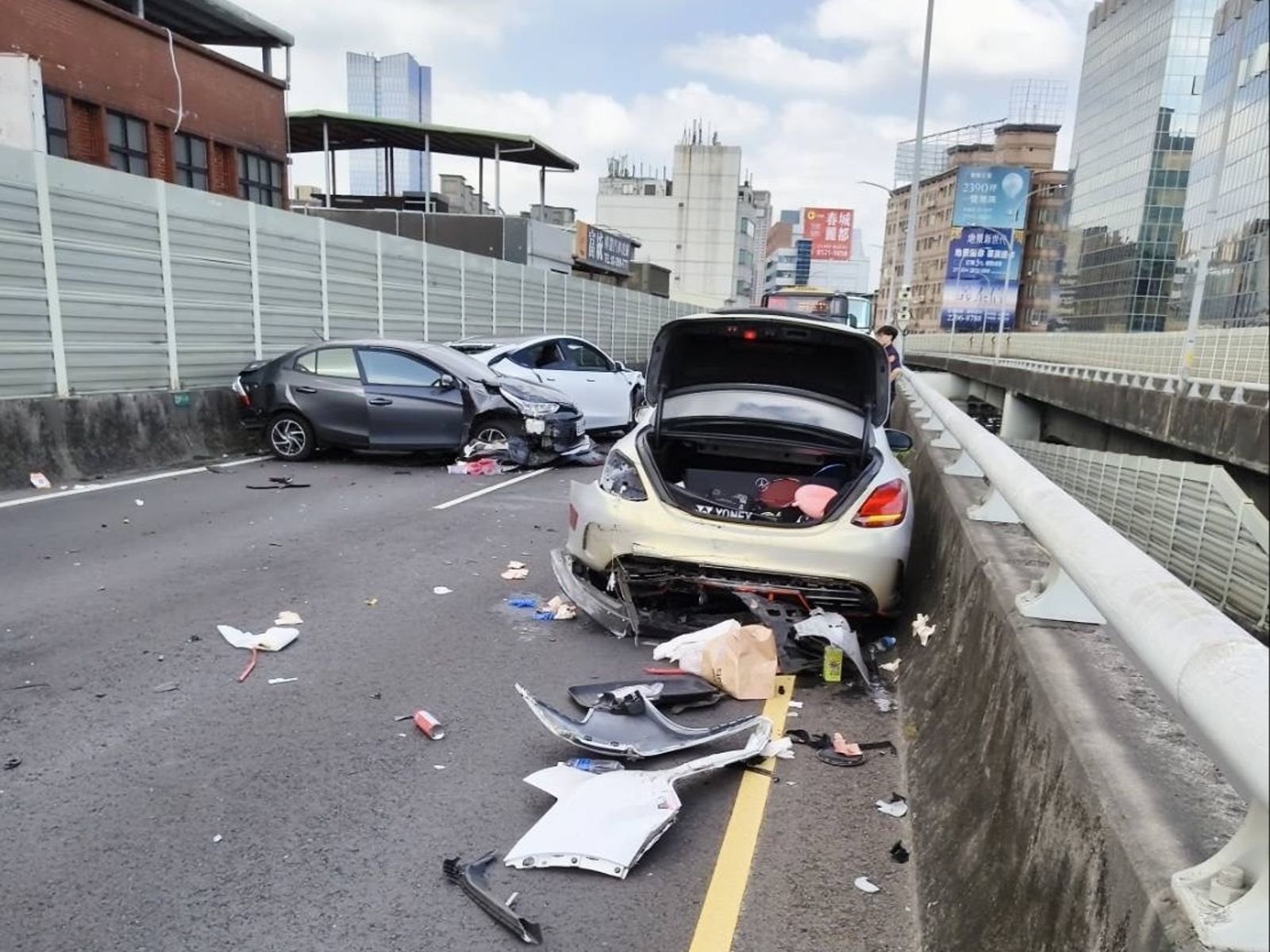 上班時間4車撞成一團 三重台1線高架連環追撞9人傷