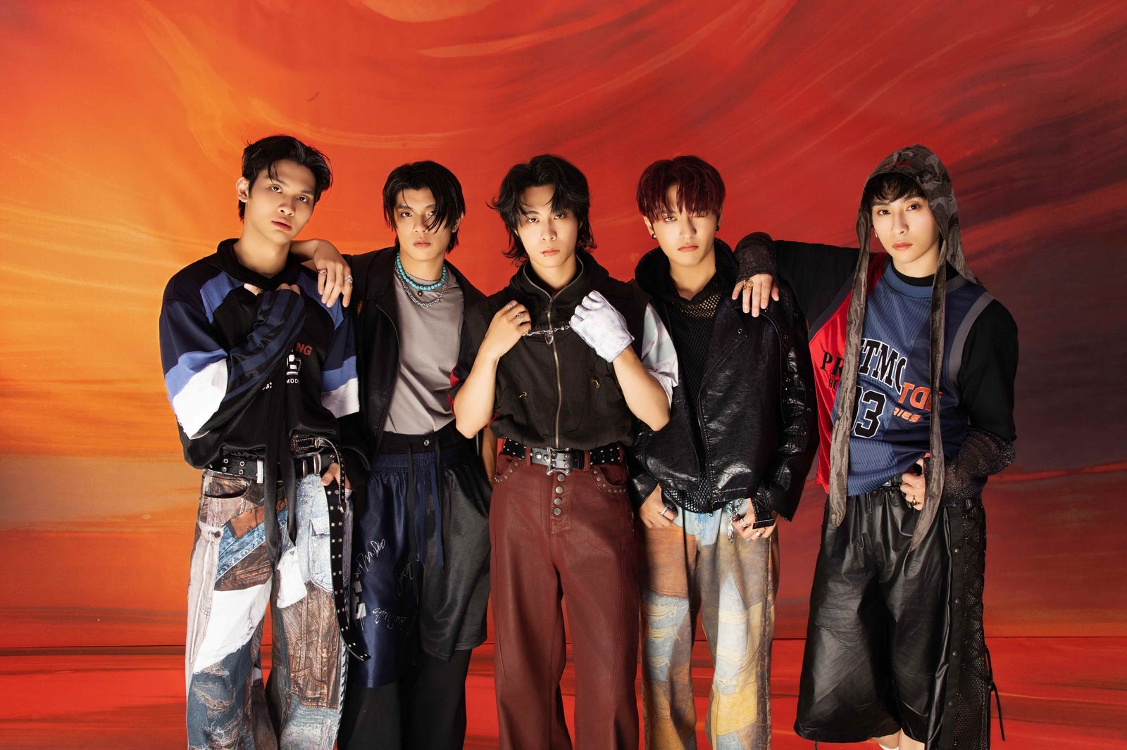 FEniX 第三張專輯《參》正式啟動，1125 預購開跑。團員左起浦洋、峻廷、MAX、承隆、家齊。華納音樂提供