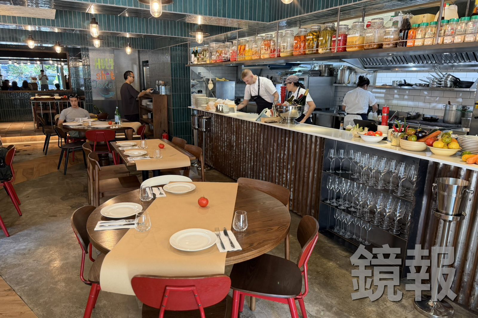 「MIZNON TAIPEI」店內以工業風設計融合深綠瓷磚,營造隨性又有個性的用餐氛圍。