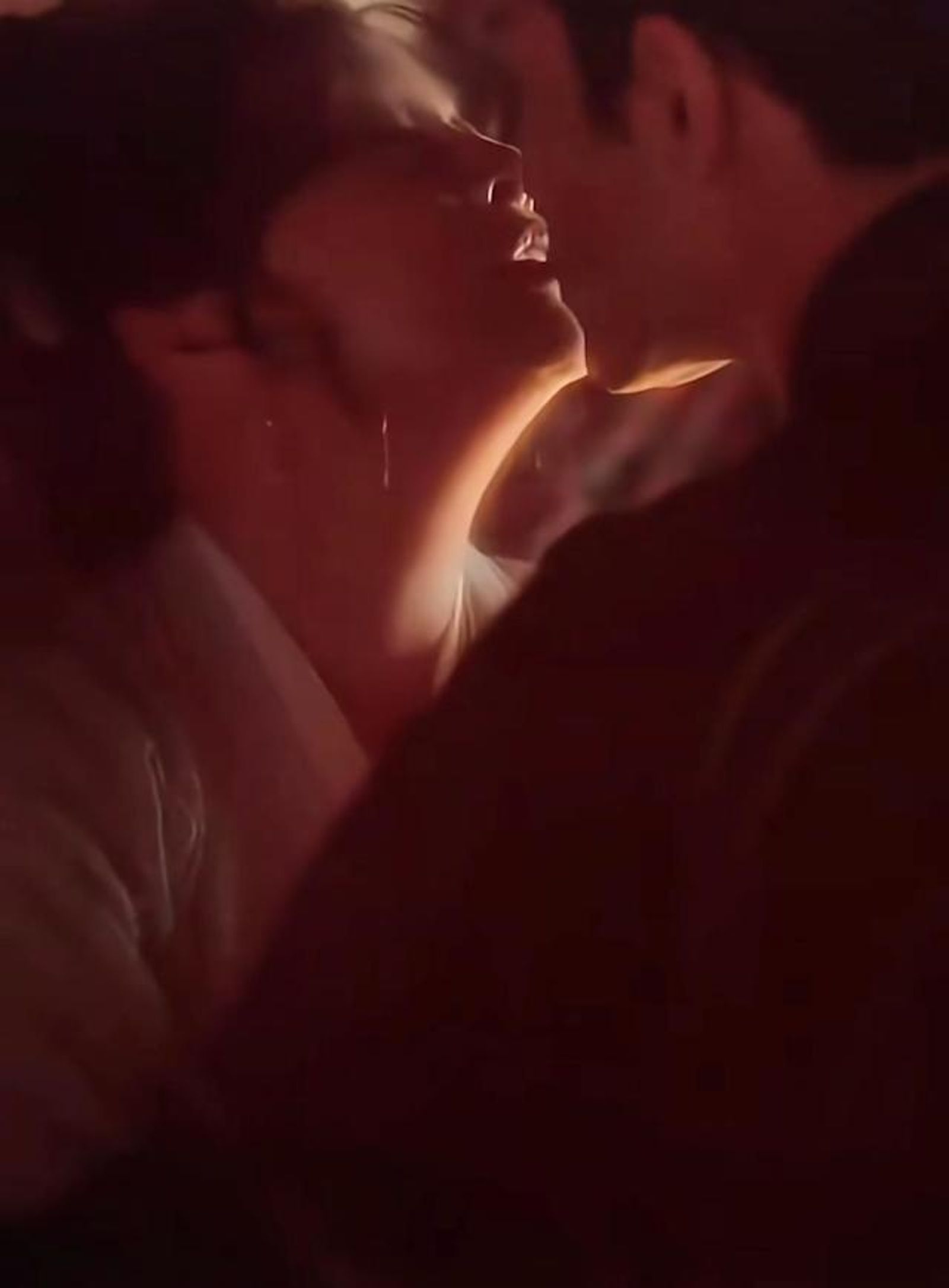 劉曉慶(左)與金珈的吻戲引發熱議。翻攝微博