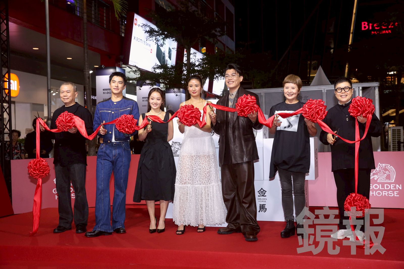 左起導演陳玉勳、演員曾敬驊、方郁婷、9m88、柯煒林、監製李烈、葉如芬出席金馬獎開幕。李鍾泉攝