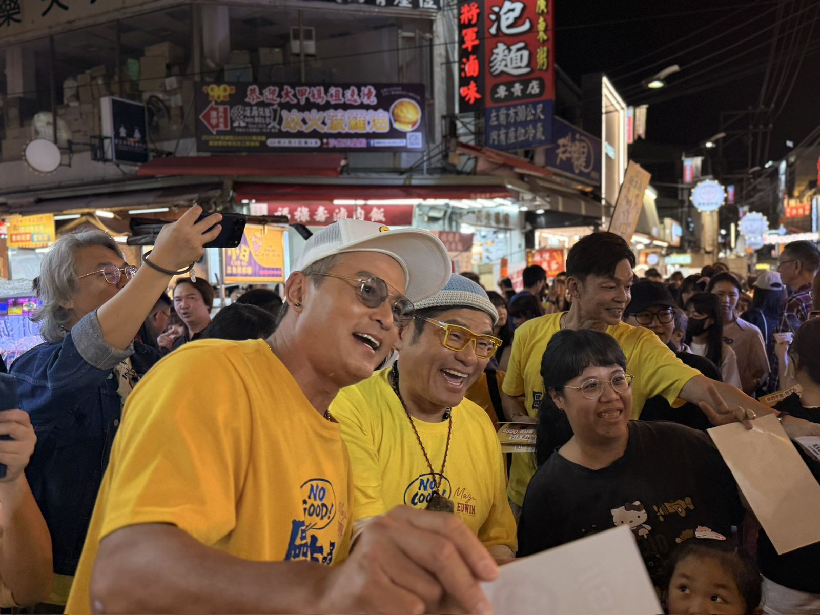 許效舜嘆「沒機會抱爸媽」全場淚崩　粉絲下訂單「破億就跳高空彈跳！」