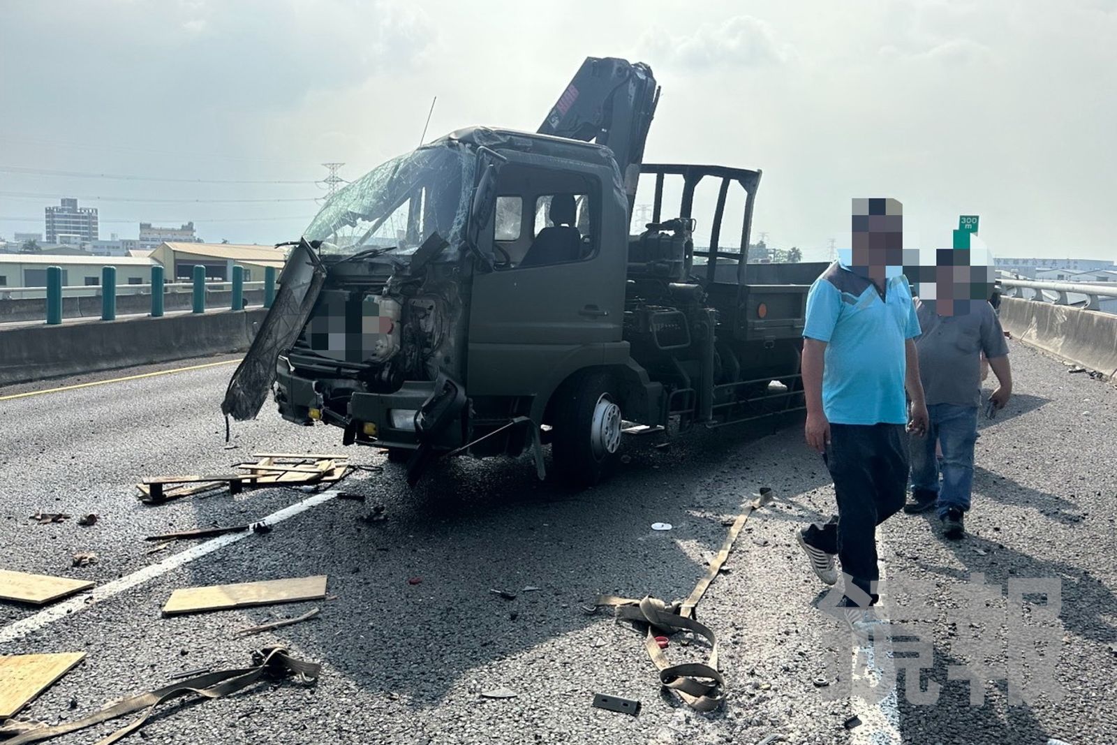國3烏日驚險事故!軍卡「疑機件故障」側翻卡2車道 零件碎片散落回堵慘況曝