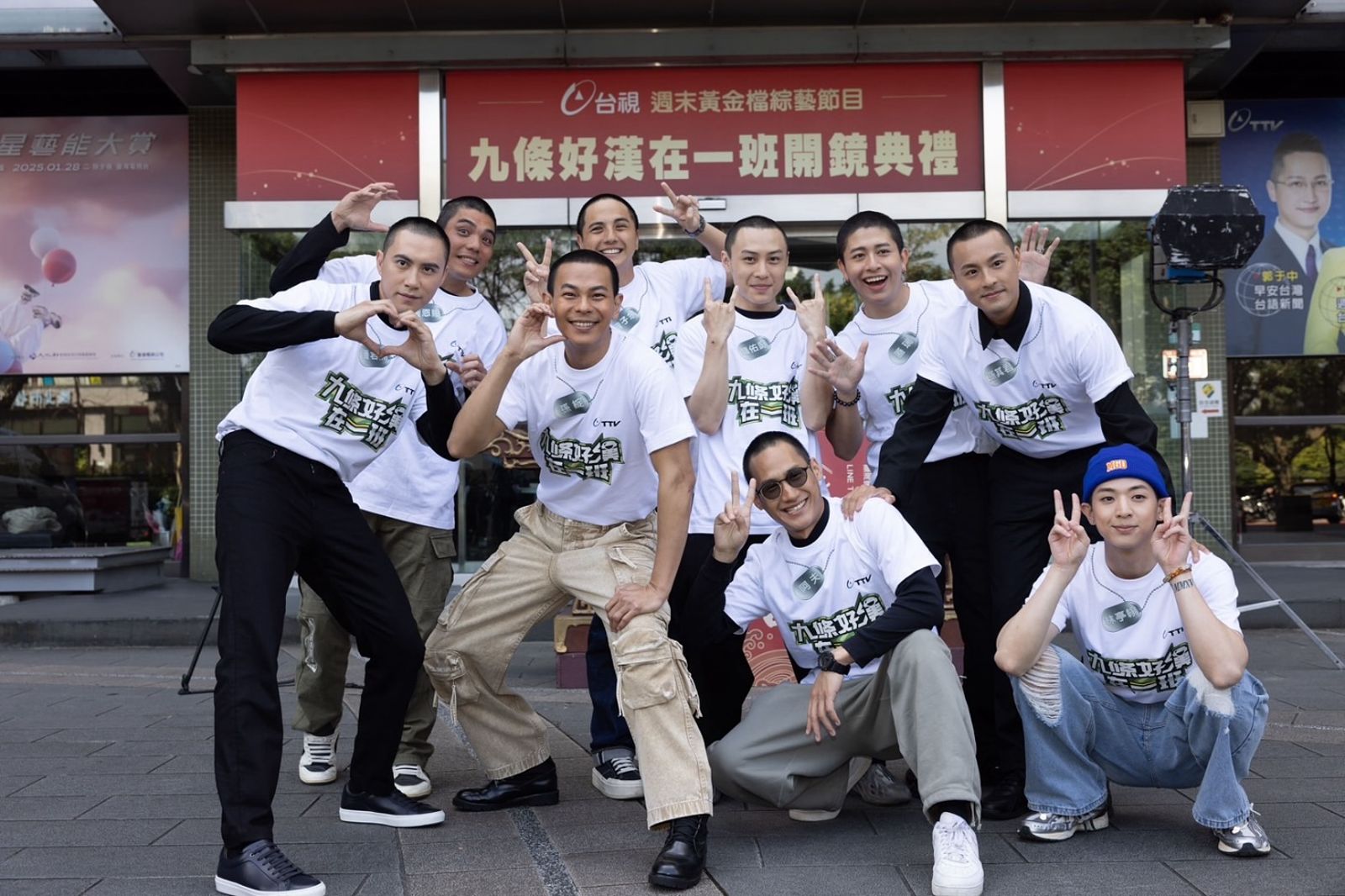 孫其君(後排右一)今年接下實境節目《九條好漢在一班》,是他睽違2年最完整的演藝工作。翻攝孫其君Steven Sun臉書