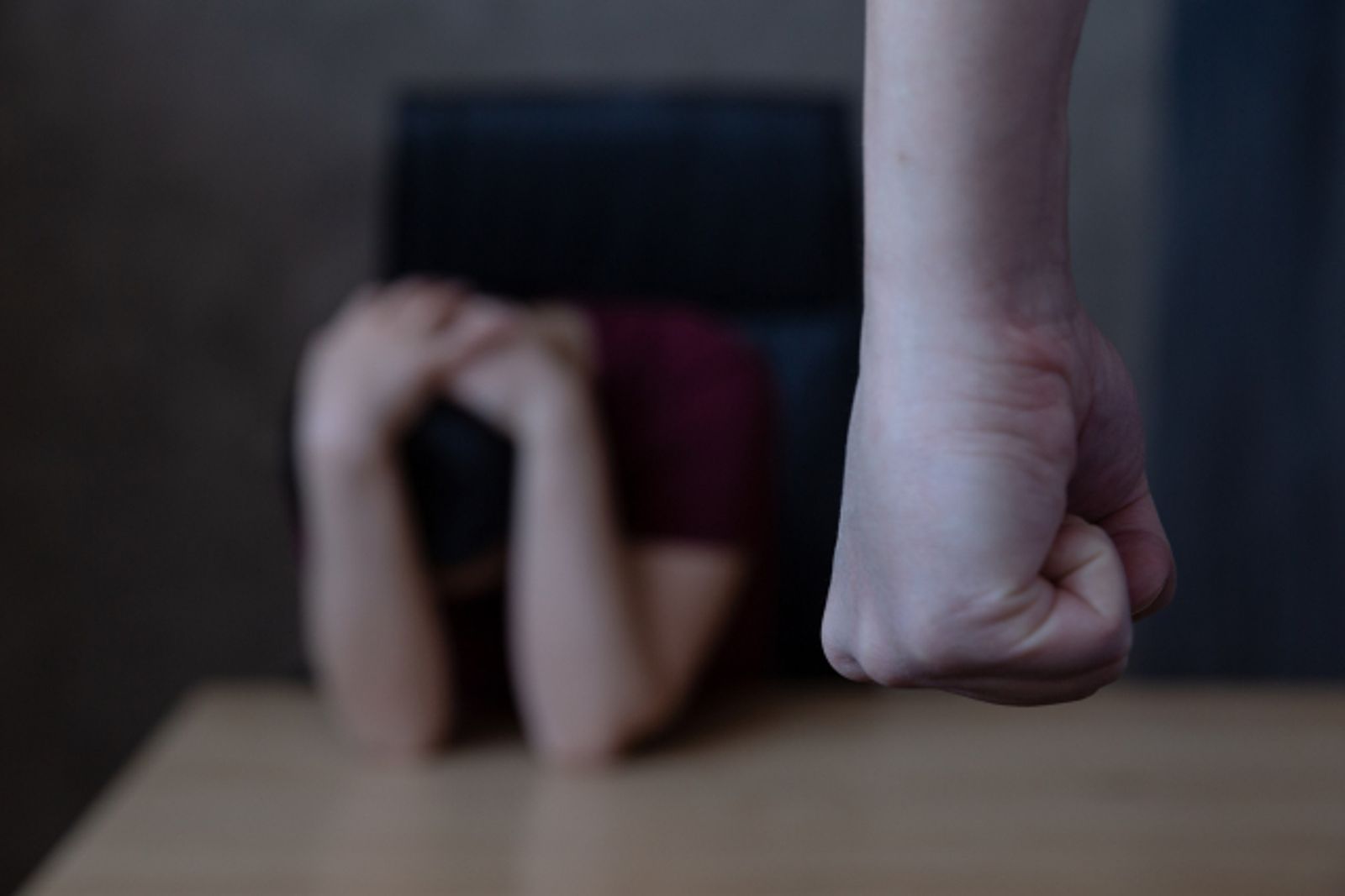 太羞辱!家暴男變本加厲拿「狗屎塗妻臉」 法官:這叫精神虐待