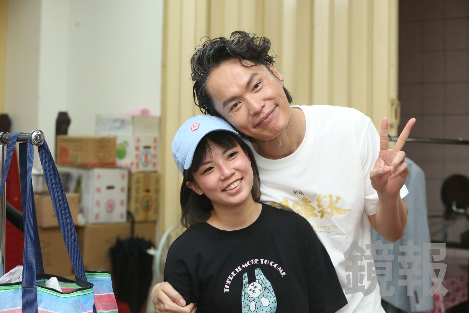 萁萁忍著腰痛挺黃鐙輝廟口走秀。李鍾泉攝