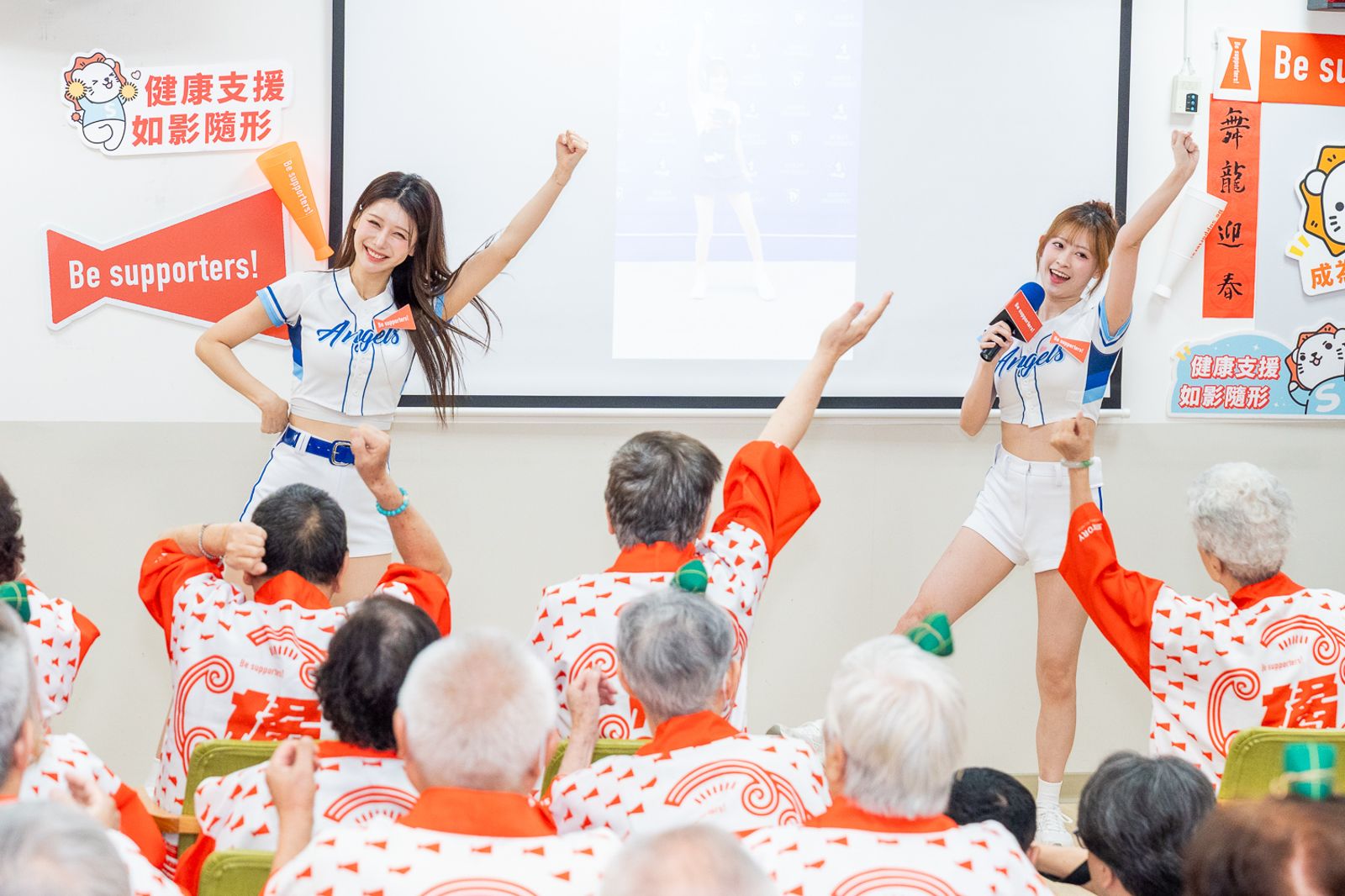 李雅英、Jessy 化身「橘應援團」招募大使,帶領現場長輩熱血齊跳富邦悍將招牌應援曲〈Hands Up〉。三得利健益提供