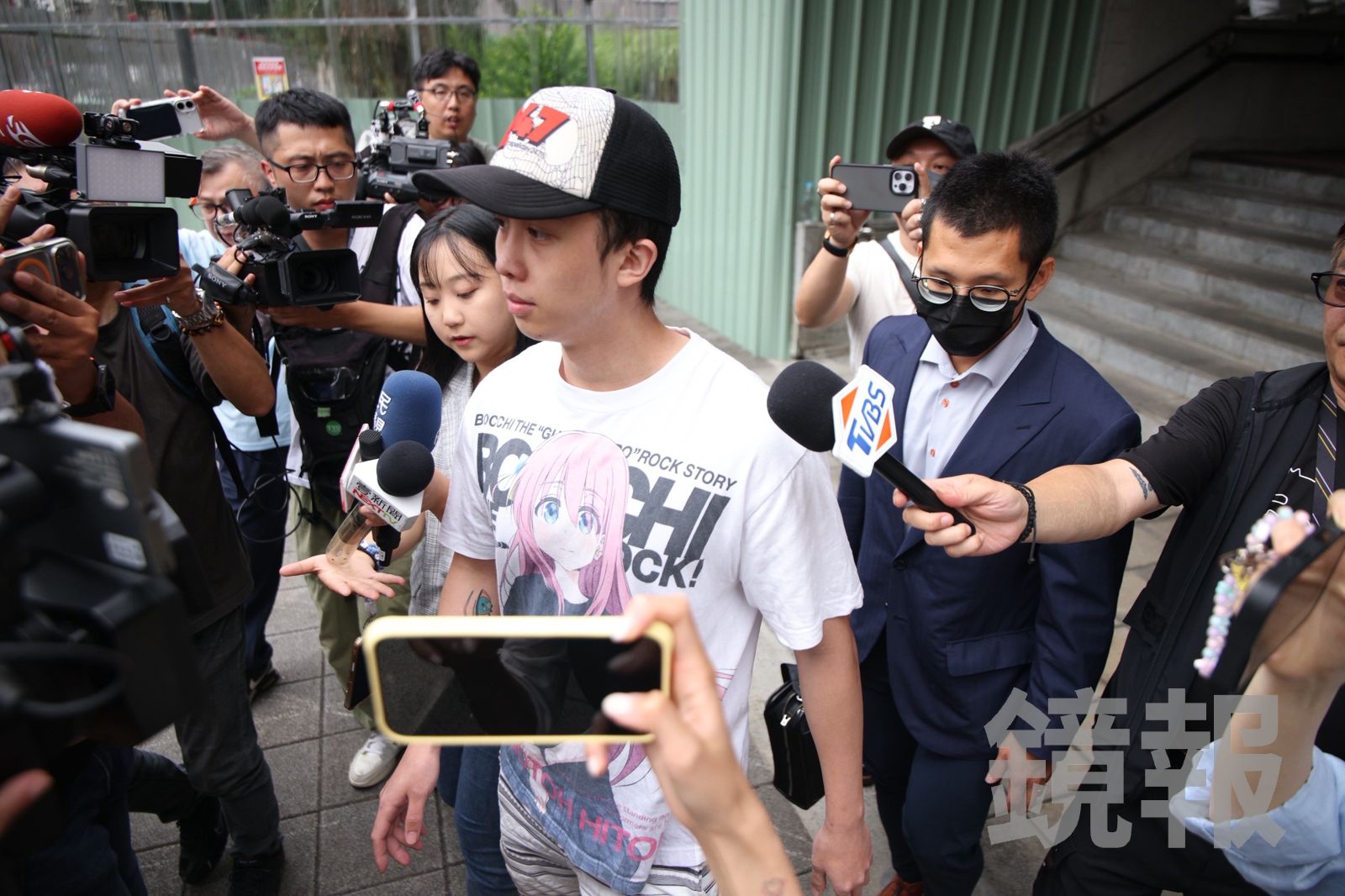 孫安佐100萬交保熱戀藏不住!與女友甜蜜約會「背後緊抱」 前經紀人無奈:被她封鎖