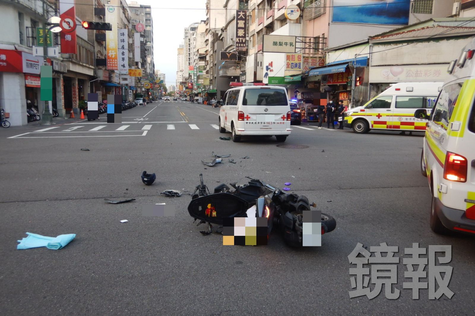 民間救護車與機車發生碰撞,造成2名駕駛受傷,消防局派遣2部救護車到場救援。圖/民眾提供