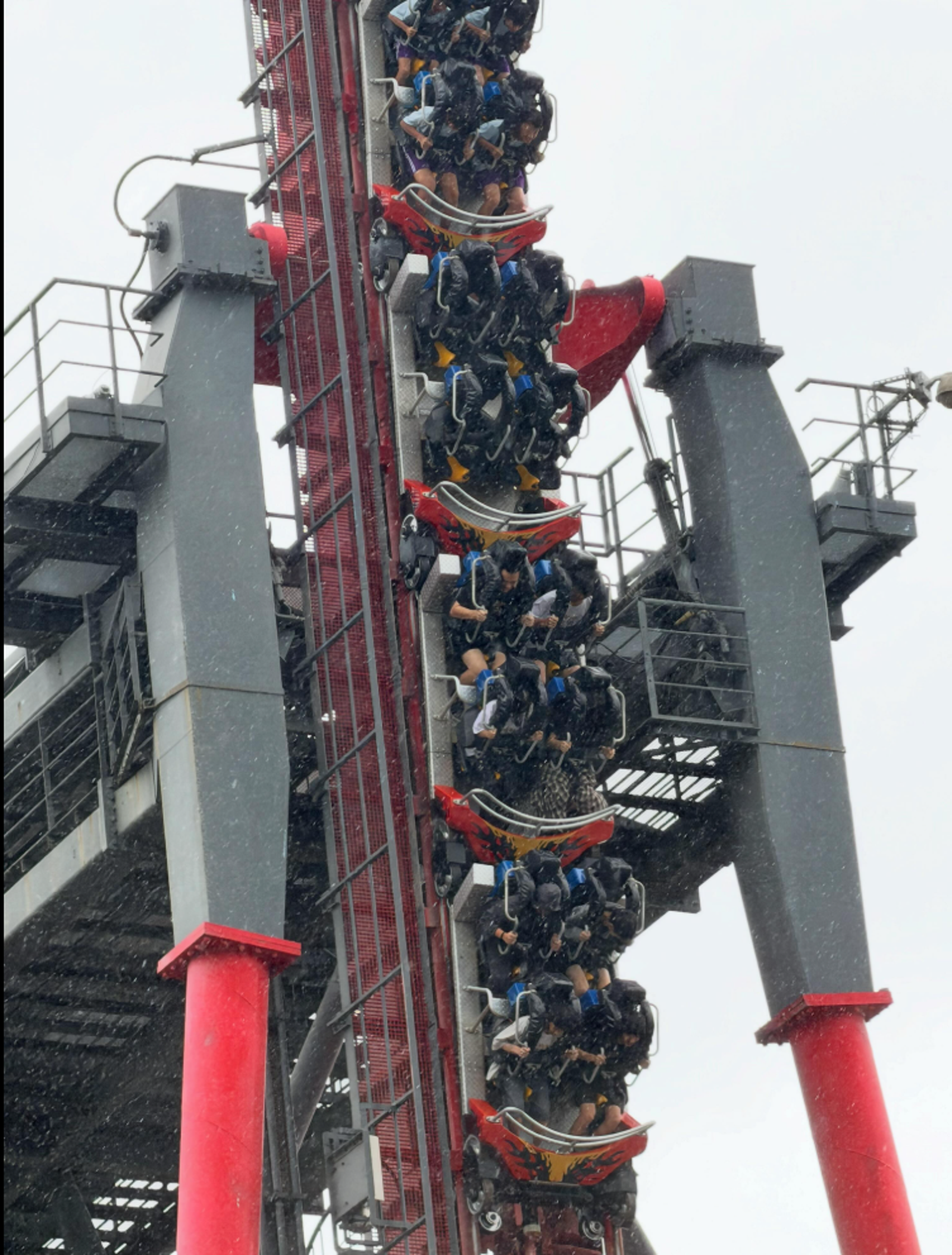麗寶樂園斷軌飛車驚魂!瞬間暴雨「垂直90度」卡住 20遊客受困恐怖8分鐘