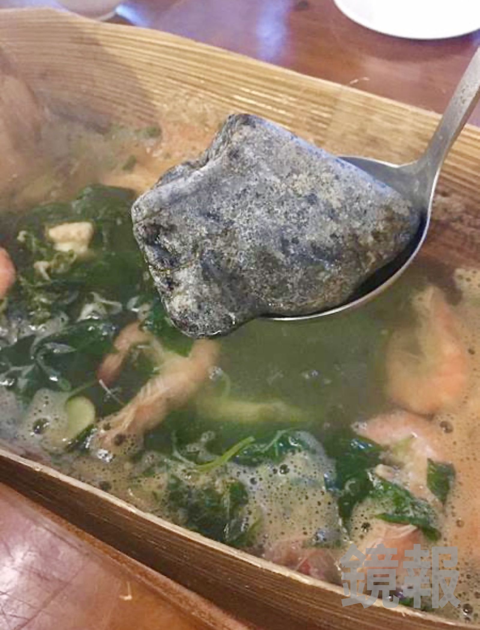 花蓮的「紅瓦屋老地方文化美食餐廳」，也有以蛇紋石煮成的「石頭火鍋」。