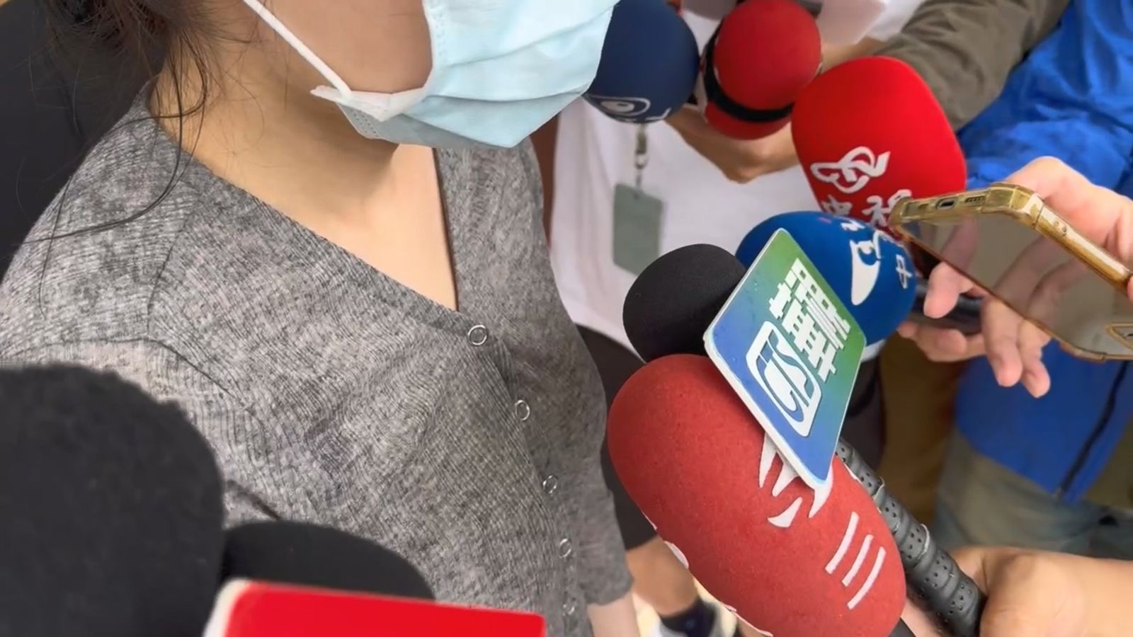 診所離職女員工出面控訴,診所要求女員工脫去上衣、僅貼胸貼並穿著內褲,彼此互拍胸部作為練習,引發侵犯隱私的爭議。民眾提供