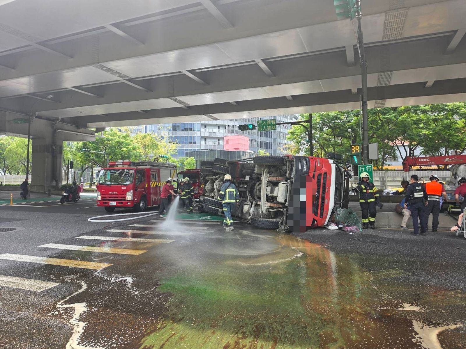 南京東路又出事!水泥車翻覆橫躺路中央 去年同地才發生死亡車禍