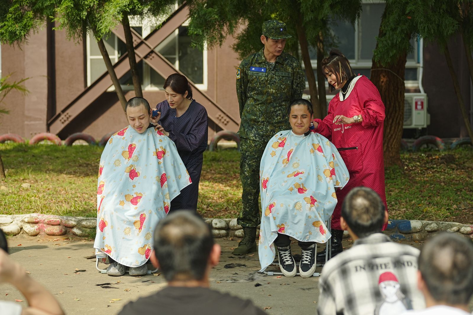 髮婆王彩樺、百白，幫星兵們剃髮。台視提供