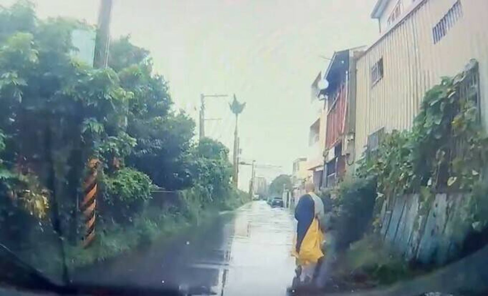 雨衣大盜侵入民宅與屋主扭打後落跑 「黃色戰袍」洩漏賊蹤