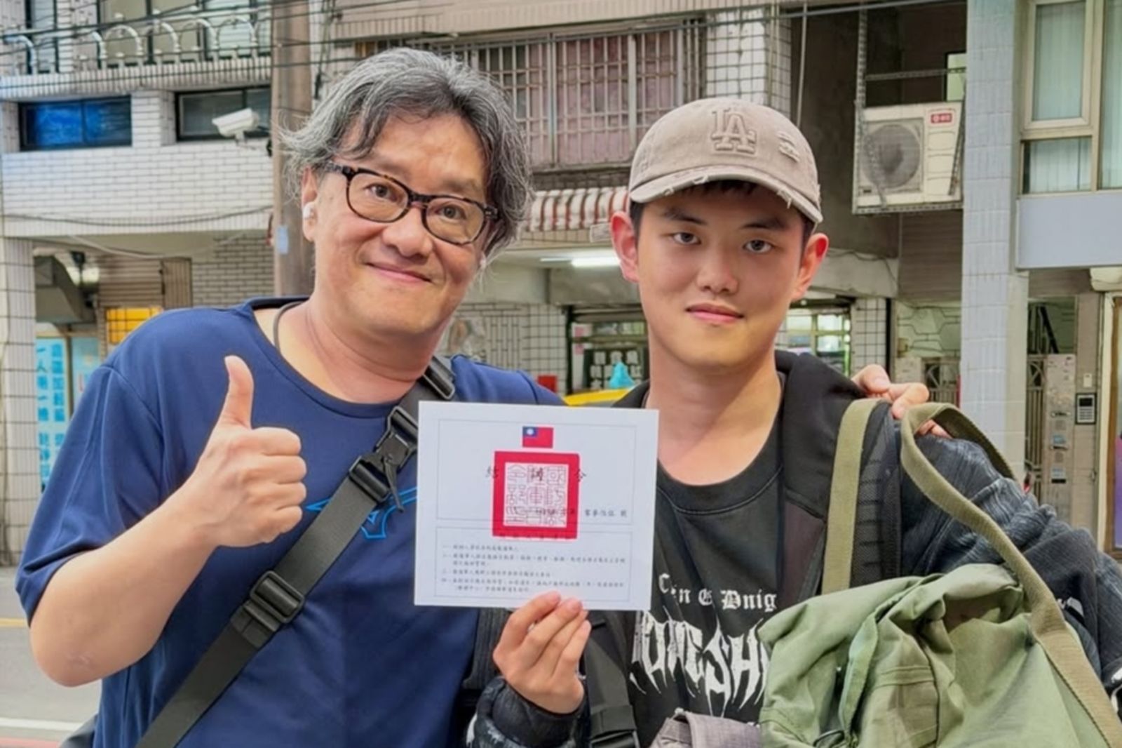 不閃兵父子檔！61歲實力派男星PO退伍令　愛子完成國民義務吐「驚人轉變」